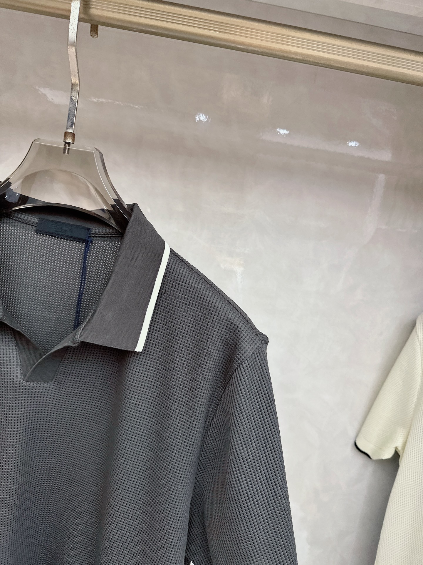 普拉达 Prada 26春夏新品，采用定制华夫格针织工艺，纹理立体饱满，透气孔道，夏日高阶穿搭；面料软糯