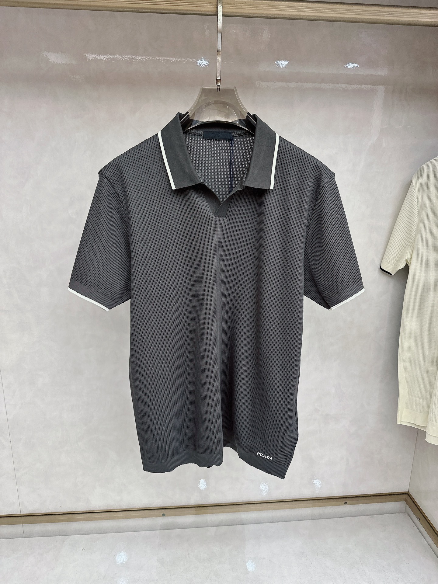 普拉达 Prada 26春夏新品，采用定制华夫格针织工艺，纹理立体饱满，透气孔道，夏日高阶穿搭；面料软糯