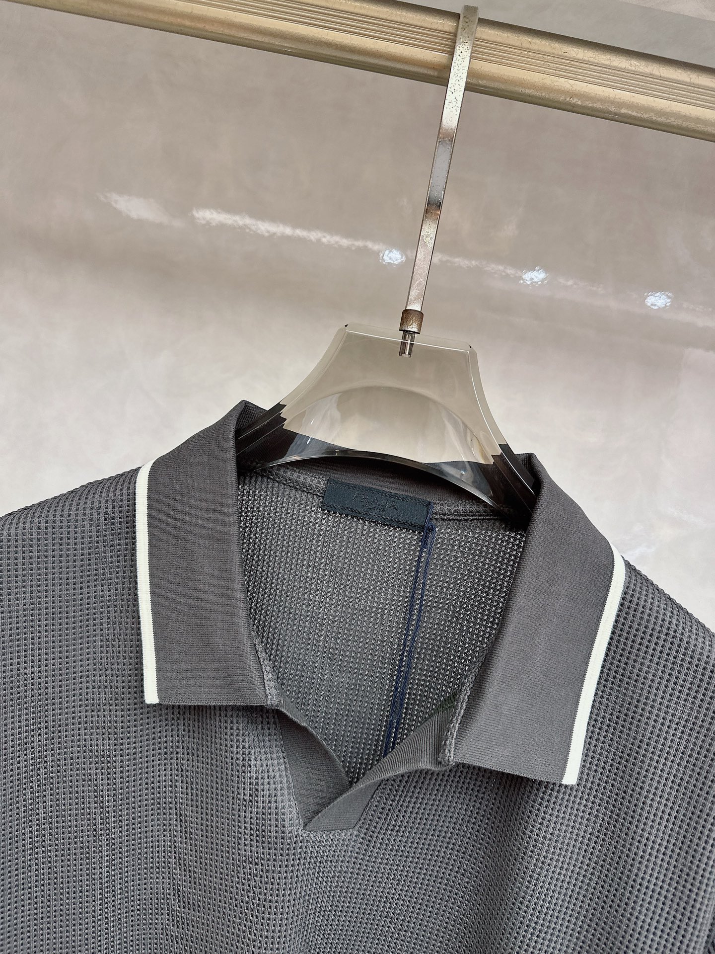 普拉达 Prada 26春夏新品，采用定制华夫格针织工艺，纹理立体饱满，透气孔道，夏日高阶穿搭；面料软糯