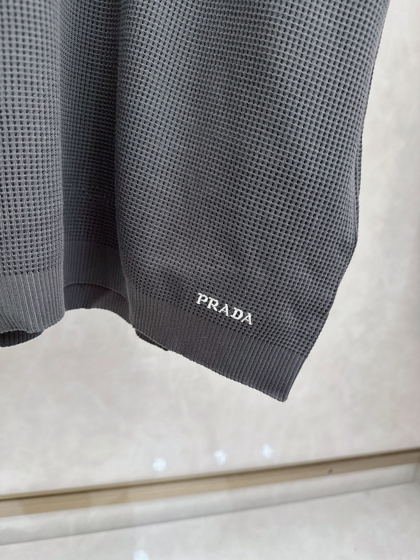 普拉达 Prada 26春夏新品，采用定制华夫格针织工艺，纹理立体饱满，透气孔道，夏日高阶穿搭；面料软糯