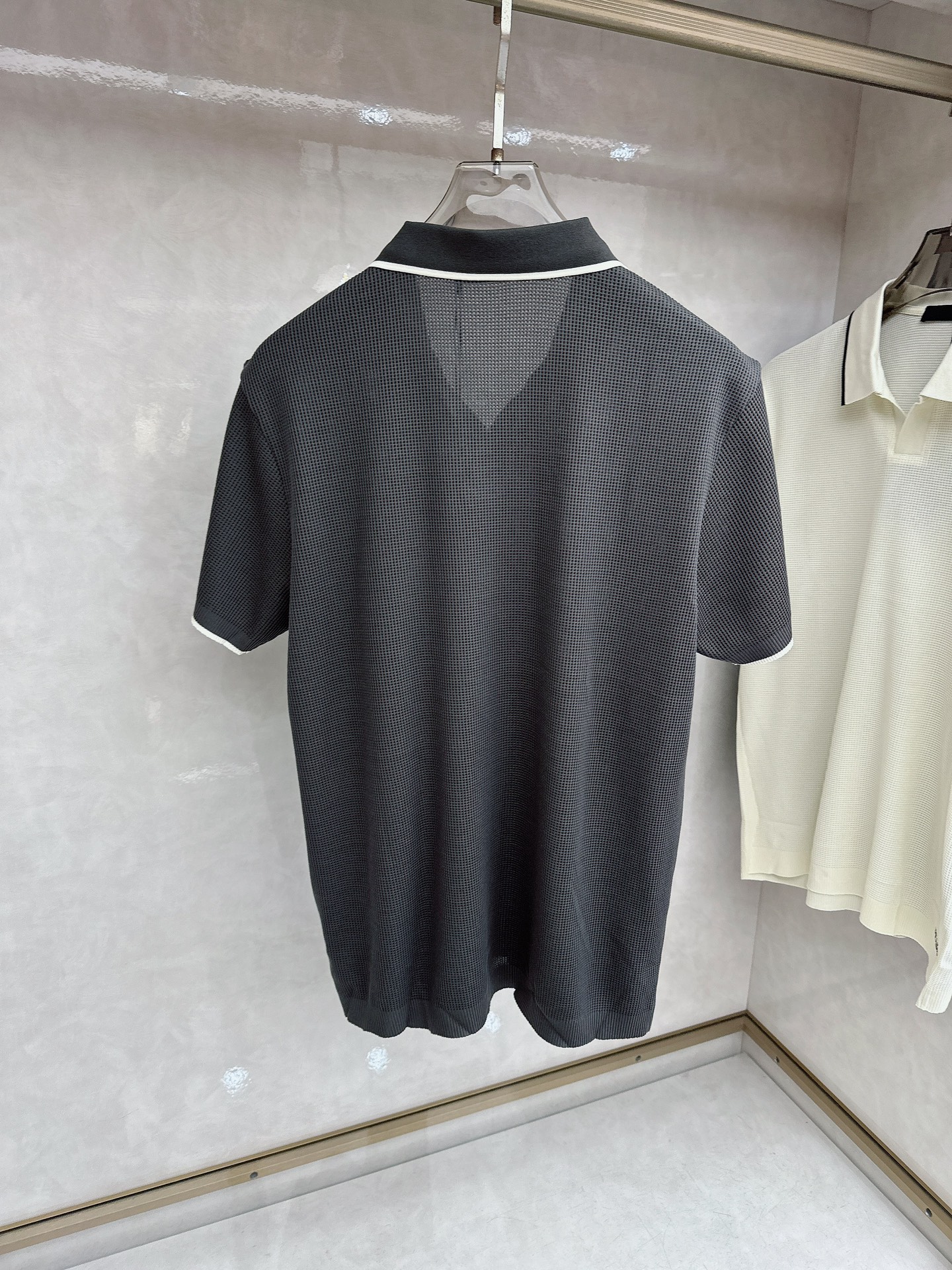 普拉达 Prada 26春夏新品，采用定制华夫格针织工艺，纹理立体饱满，透气孔道，夏日高阶穿搭；面料软糯