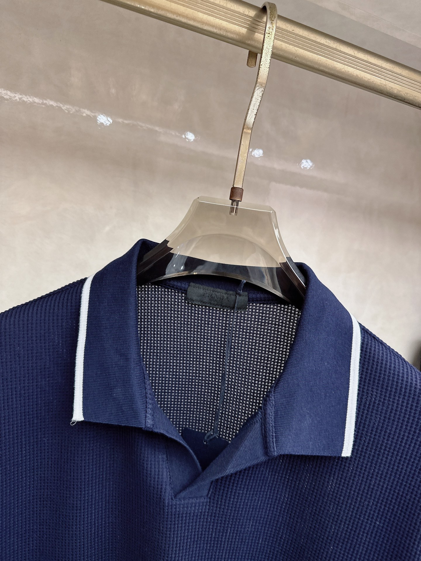 普拉达 Prada 26春夏新品，采用定制华夫格针织工艺，纹理立体饱满，透气孔道，夏日高阶穿搭；面料软糯