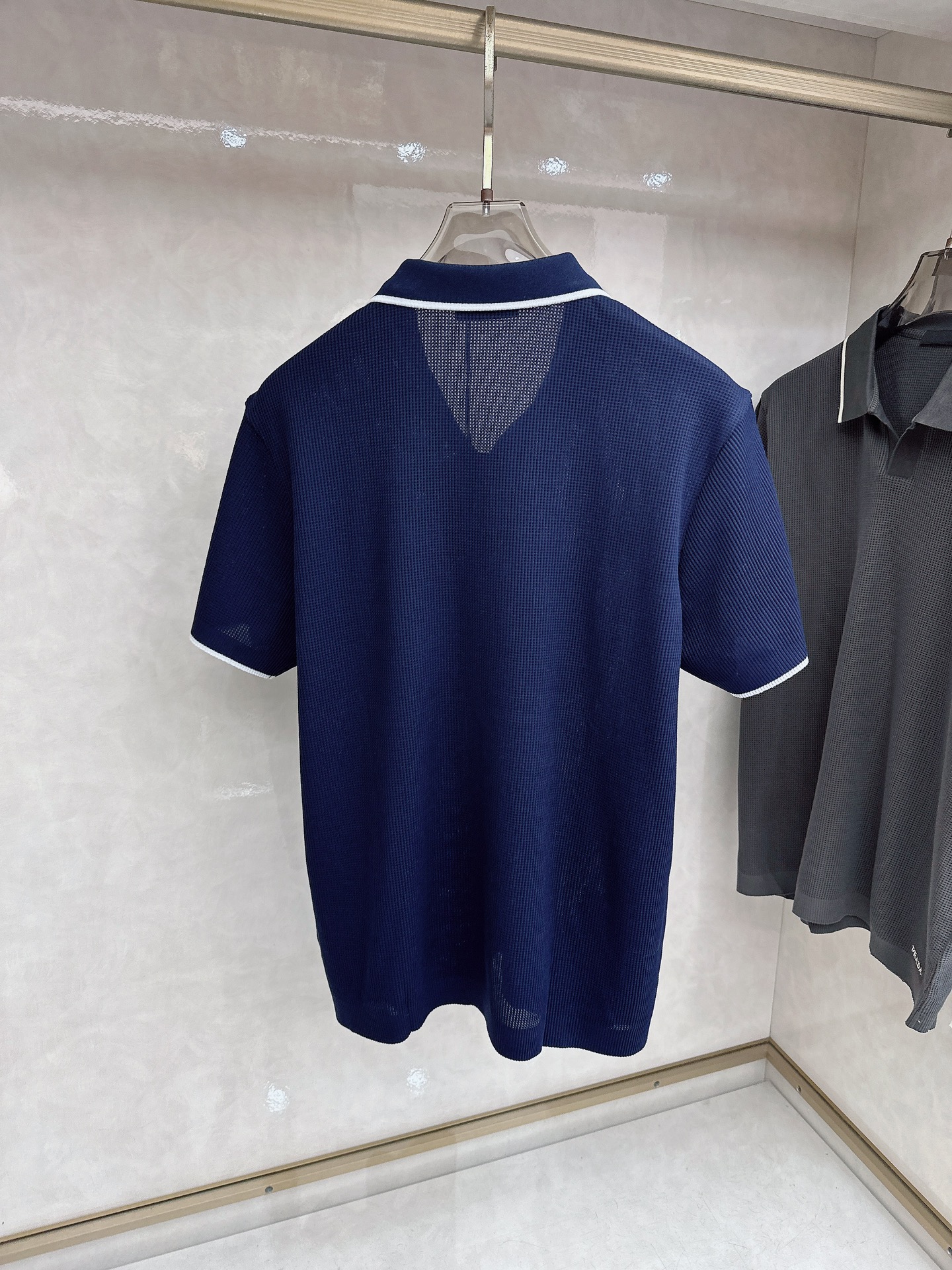 普拉达 Prada 26春夏新品，采用定制华夫格针织工艺，纹理立体饱满，透气孔道，夏日高阶穿搭；面料软糯