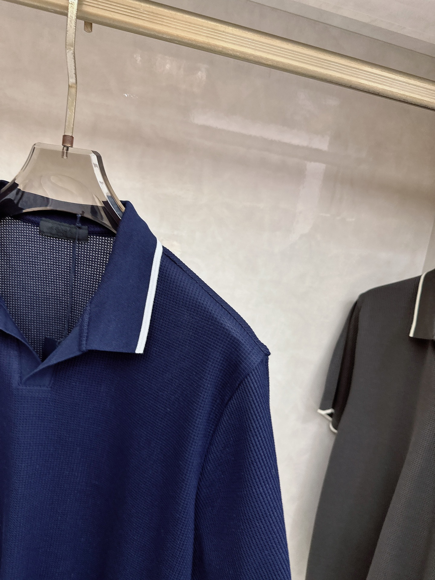 普拉达 Prada 26春夏新品，采用定制华夫格针织工艺，纹理立体饱满，透气孔道，夏日高阶穿搭；面料软糯
