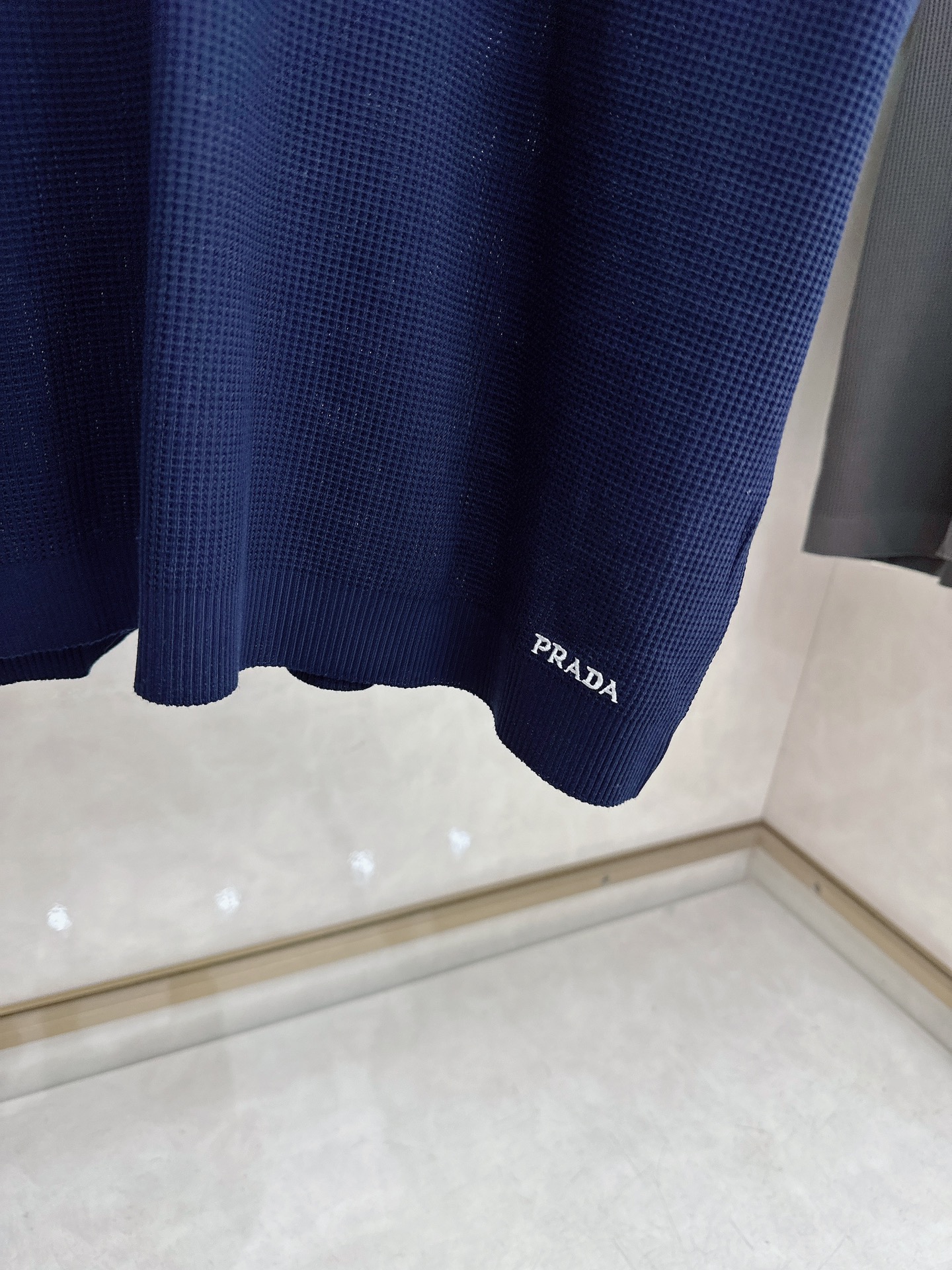 普拉达 Prada 26春夏新品，采用定制华夫格针织工艺，纹理立体饱满，透气孔道，夏日高阶穿搭；面料软糯