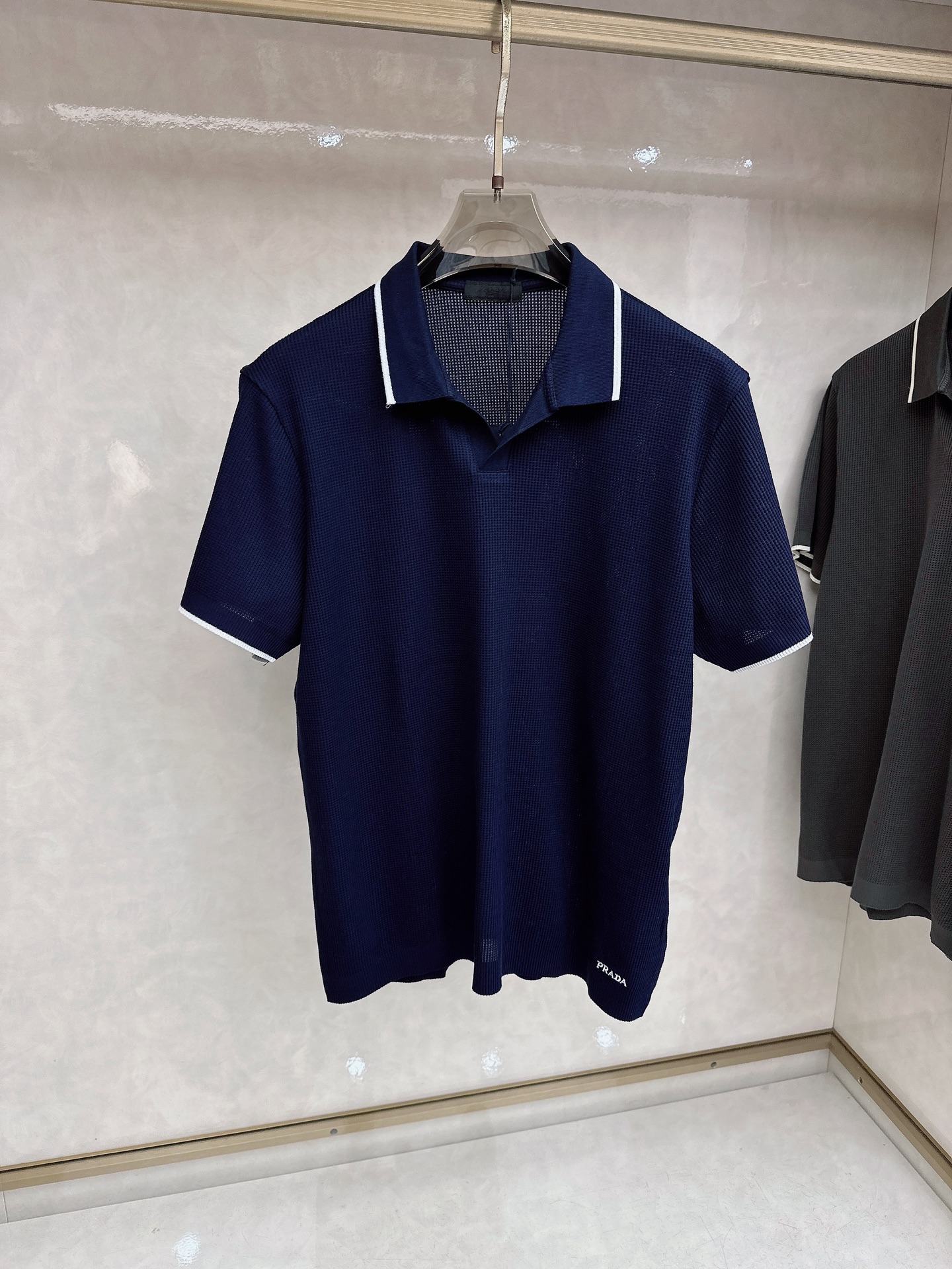 普拉达 Prada 26春夏新品，采用定制华夫格针织工艺，纹理立体饱满，透气孔道，夏日高阶穿搭；面料软糯