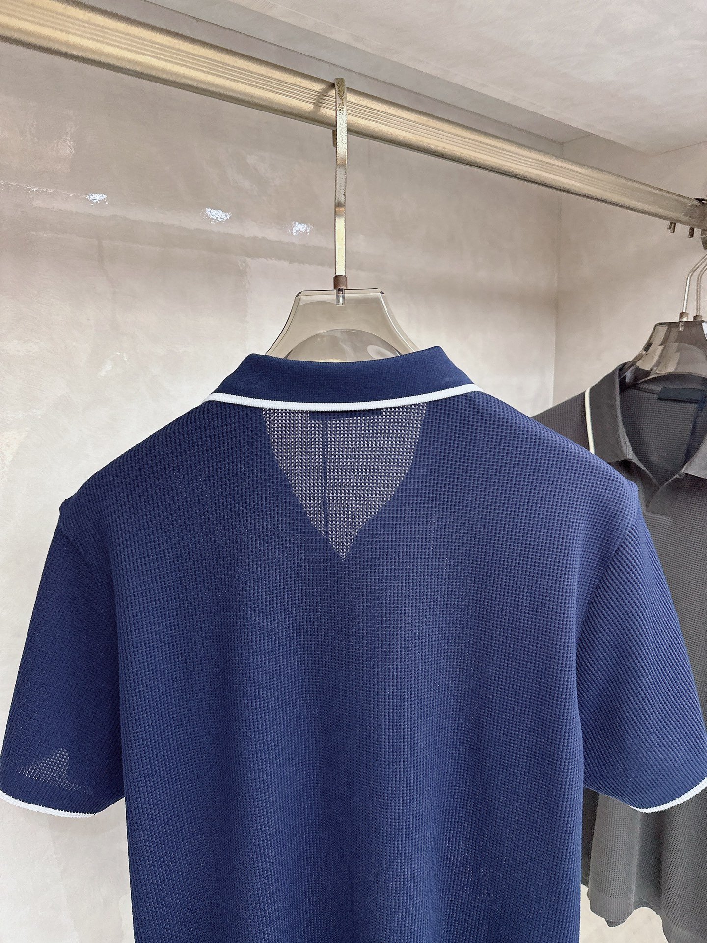 普拉达 Prada 26春夏新品，采用定制华夫格针织工艺，纹理立体饱满，透气孔道，夏日高阶穿搭；面料软糯
