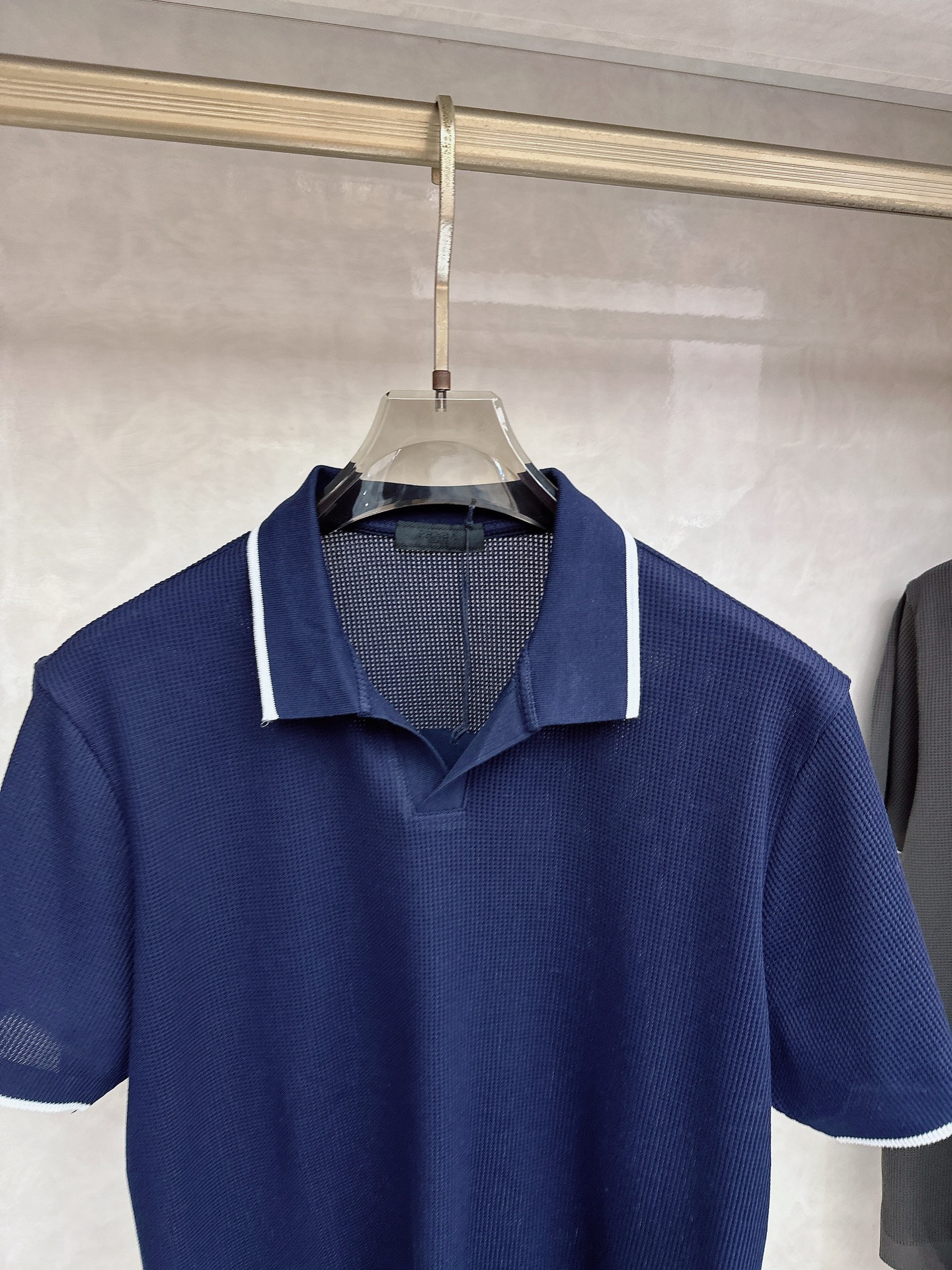 普拉达 Prada 26春夏新品，采用定制华夫格针织工艺，纹理立体饱满，透气孔道，夏日高阶穿搭；面料软糯