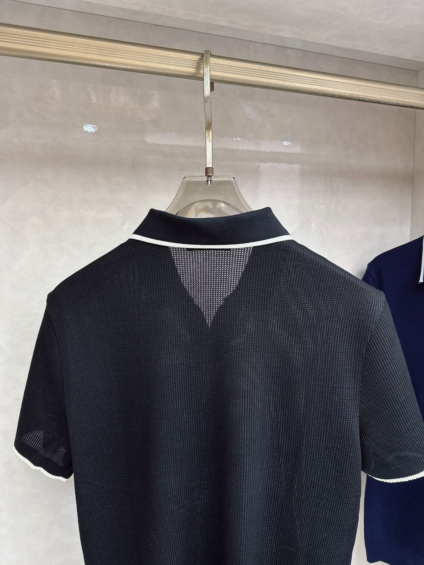 普拉达 Prada 26春夏新品，采用定制华夫格针织工艺，纹理立体饱满，透气孔道，夏日高阶穿搭；面料软糯