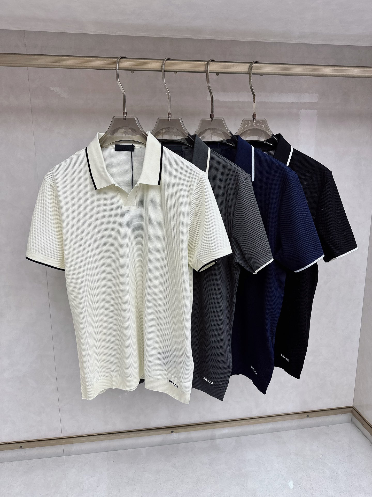 普拉达 Prada 26春夏新品，采用定制华夫格针织工艺，纹理立体饱满，透气孔道，夏日高阶穿搭；面料软糯