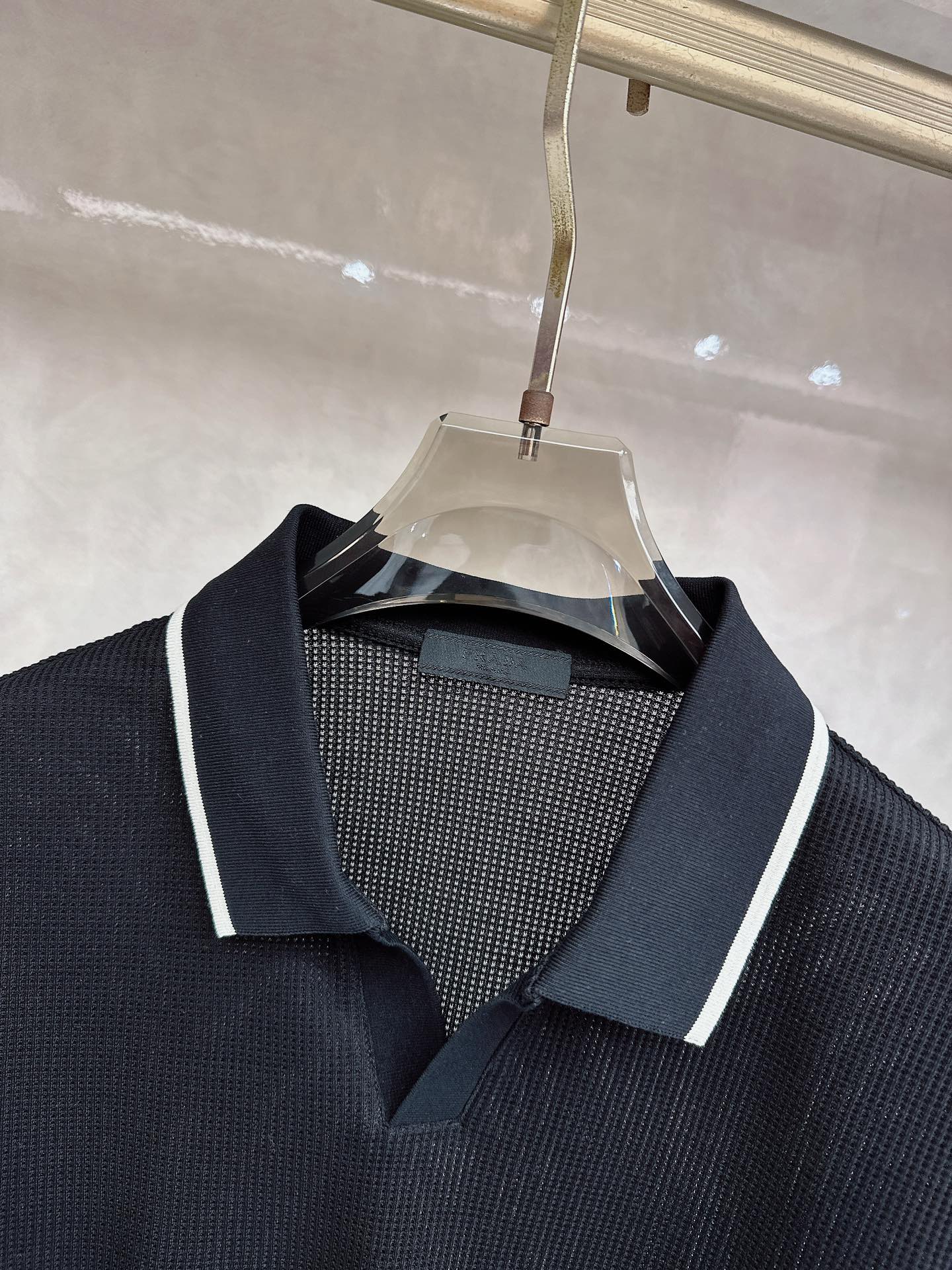 普拉达 Prada 26春夏新品，采用定制华夫格针织工艺，纹理立体饱满，透气孔道，夏日高阶穿搭；面料软糯