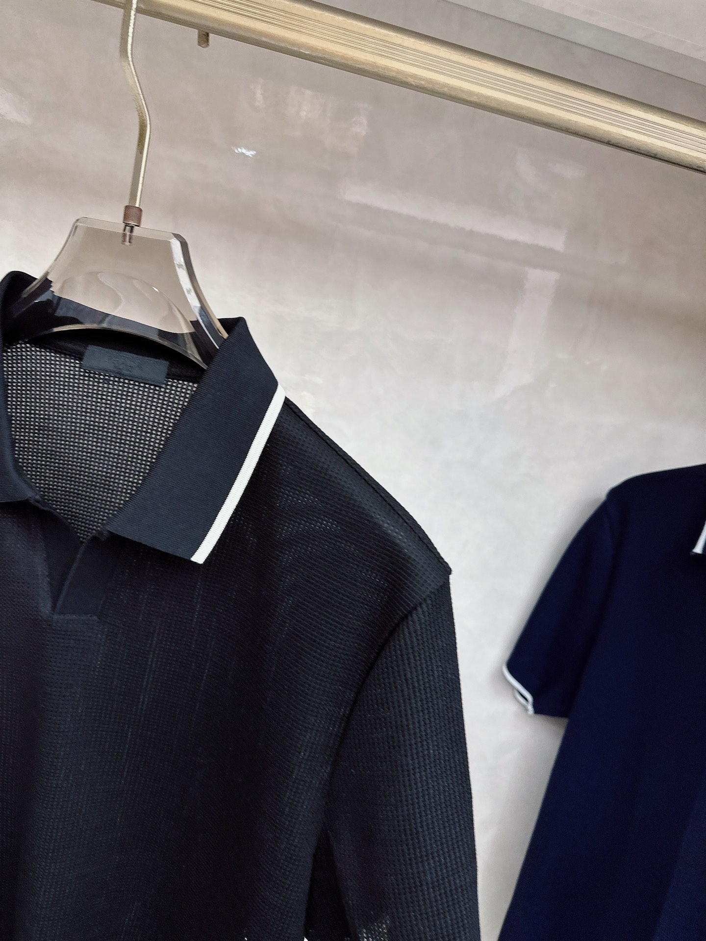 普拉达 Prada 26春夏新品，采用定制华夫格针织工艺，纹理立体饱满，透气孔道，夏日高阶穿搭；面料软糯