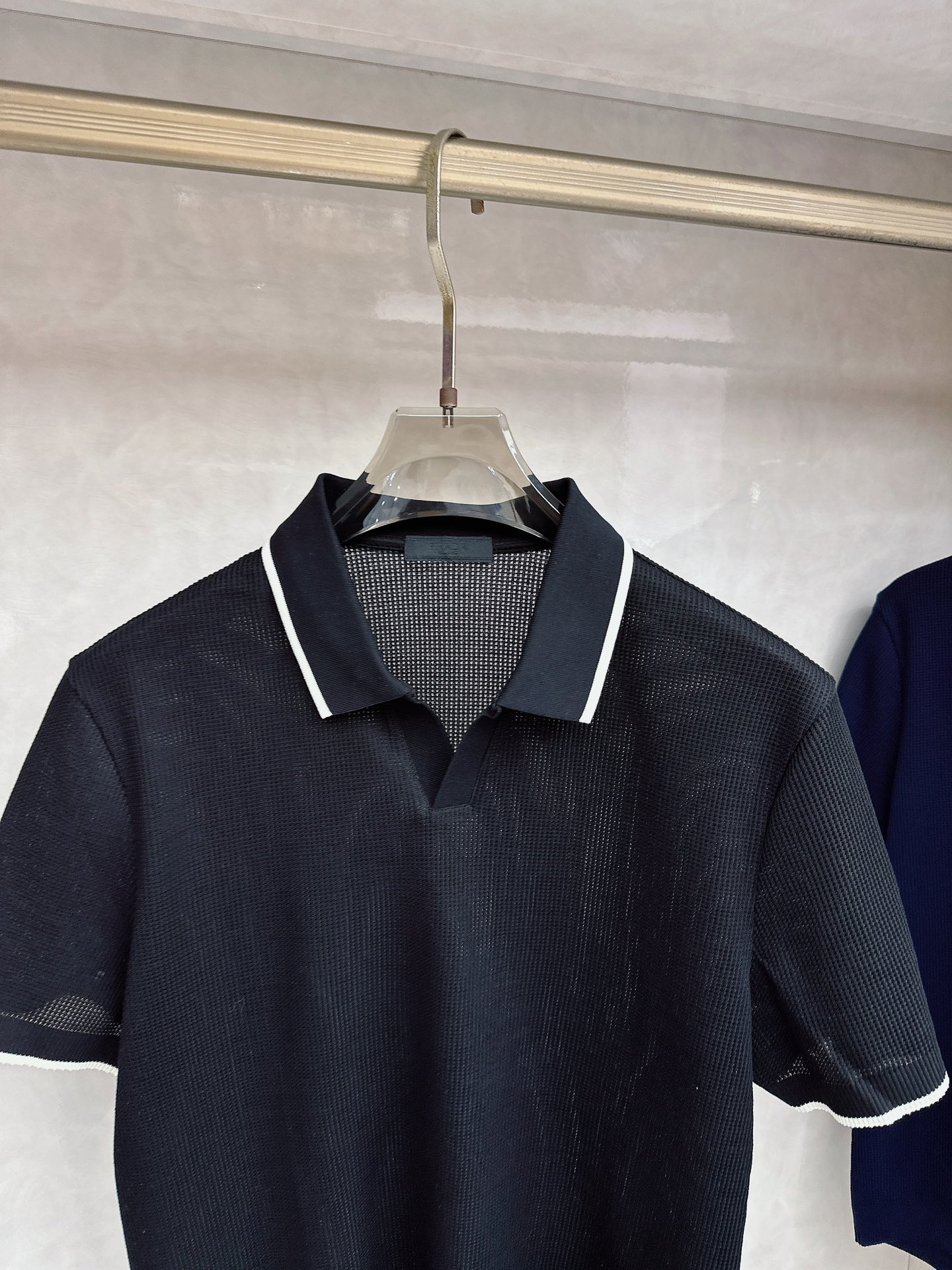 普拉达 Prada 26春夏新品，采用定制华夫格针织工艺，纹理立体饱满，透气孔道，夏日高阶穿搭；面料软糯