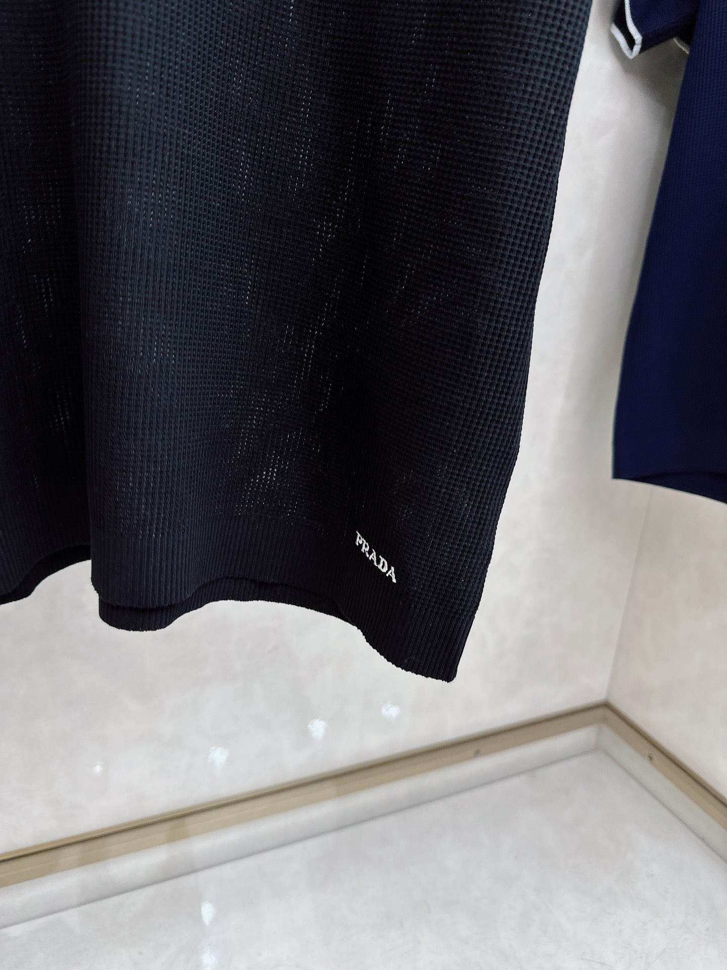 普拉达 Prada 26春夏新品，采用定制华夫格针织工艺，纹理立体饱满，透气孔道，夏日高阶穿搭；面料软糯