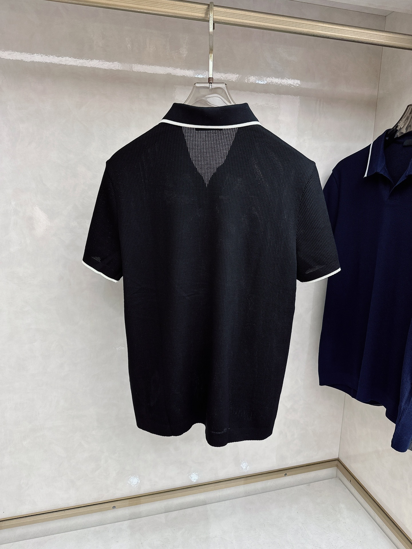 普拉达 Prada 26春夏新品，采用定制华夫格针织工艺，纹理立体饱满，透气孔道，夏日高阶穿搭；面料软糯