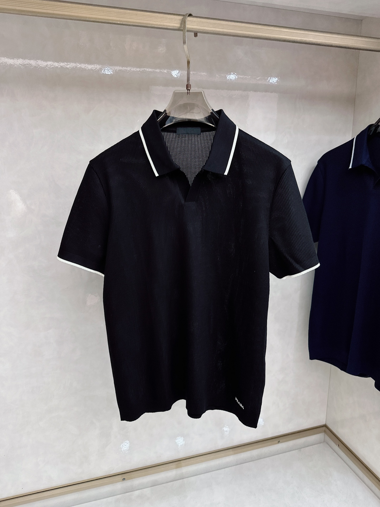 普拉达 Prada 26春夏新品，采用定制华夫格针织工艺，纹理立体饱满，透气孔道，夏日高阶穿搭；面料软糯