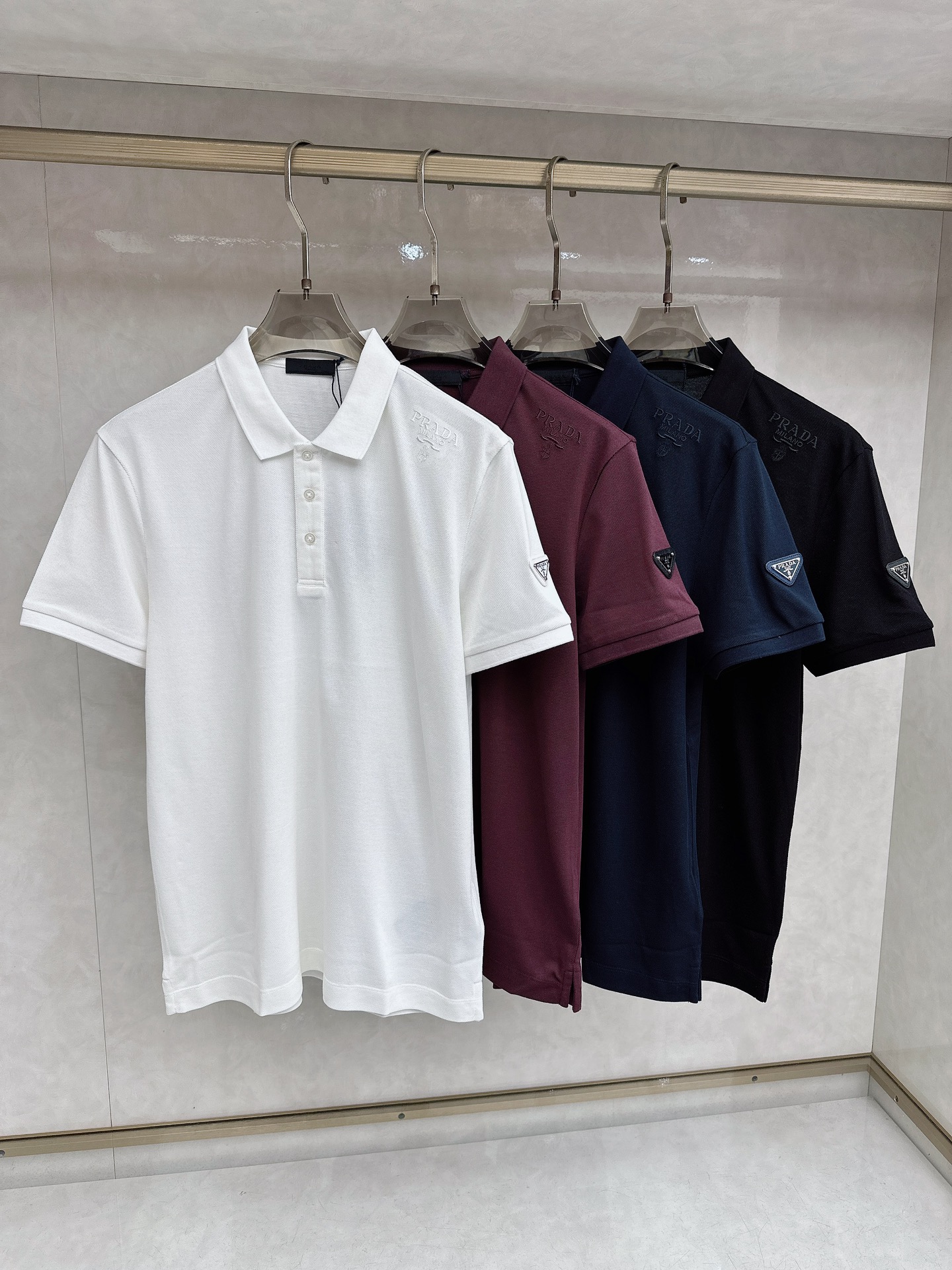 普拉达 上新 26ss P家早春新款Polo 原版定制 面料选用珠地棉 轻薄透气 上身丝滑舒适 高端大气