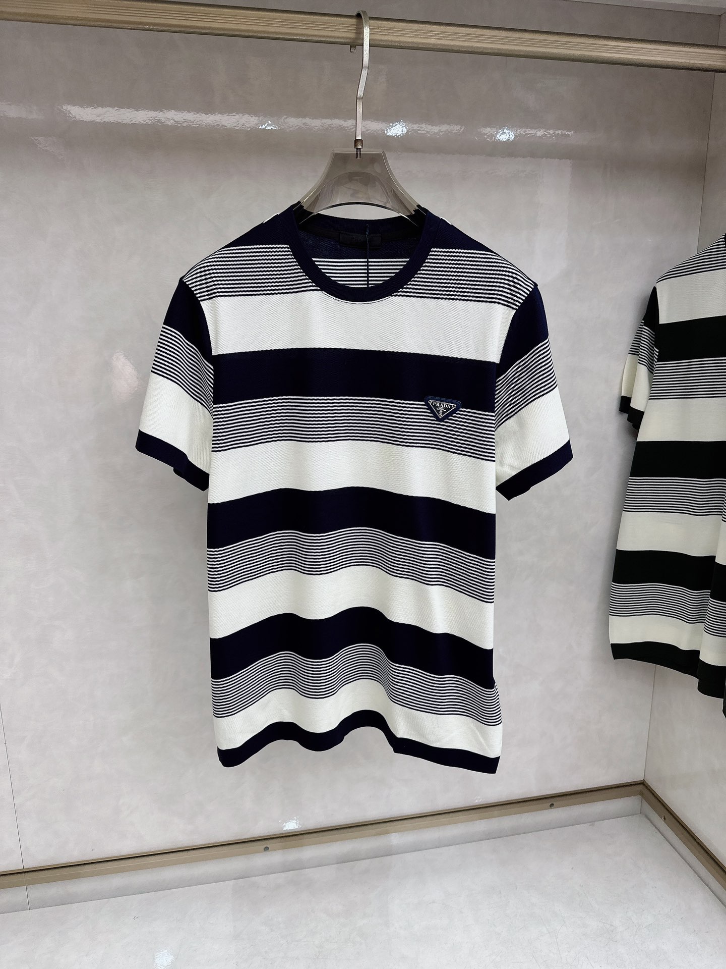 普拉达 上新 26ss P家 早春新款起脚圆领短袖 原版定制 面料选用珠地棉 轻薄透气 上身丝滑舒适 高