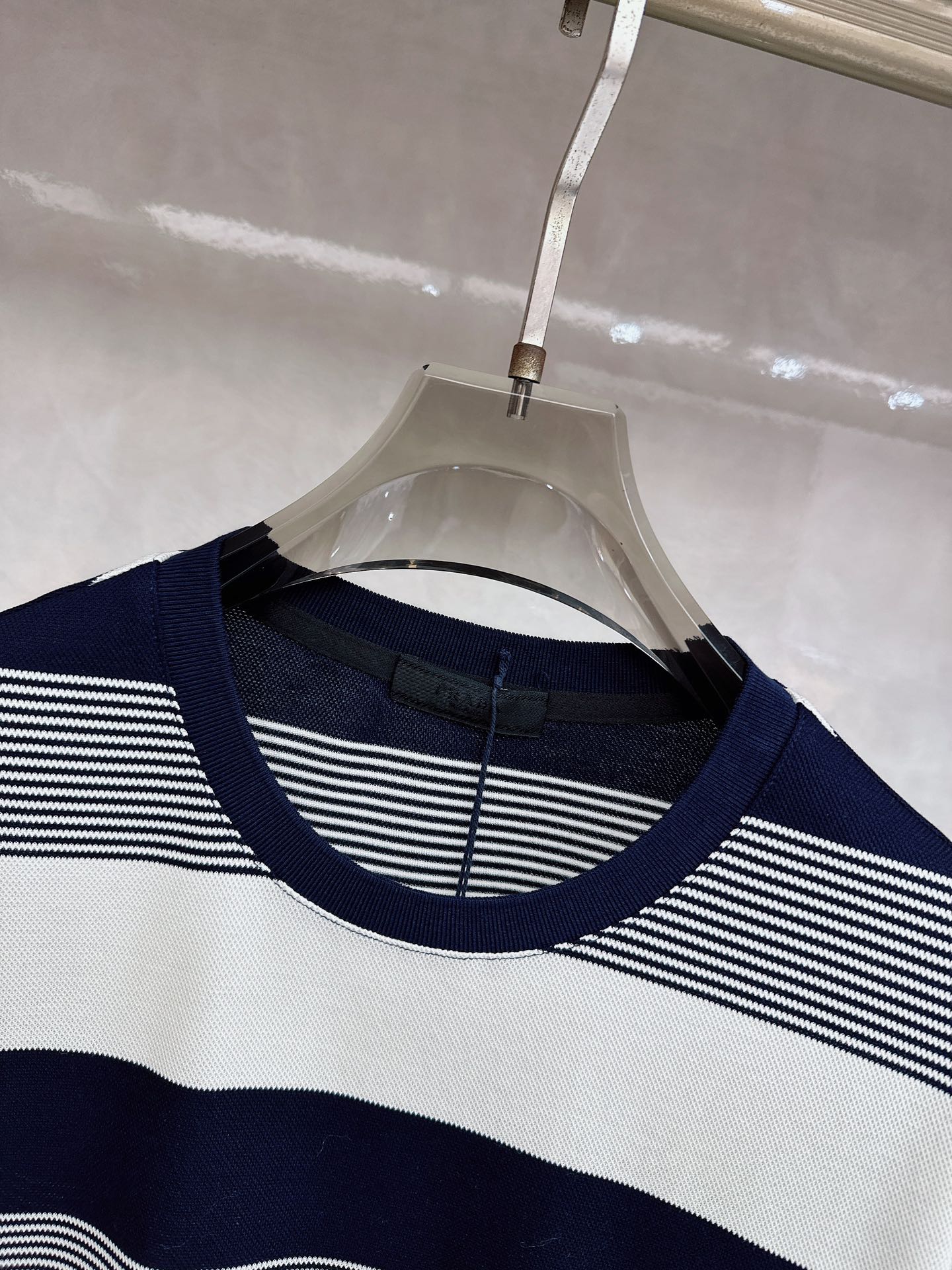 普拉达 上新 26ss P家 早春新款起脚圆领短袖 原版定制 面料选用珠地棉 轻薄透气 上身丝滑舒适 高