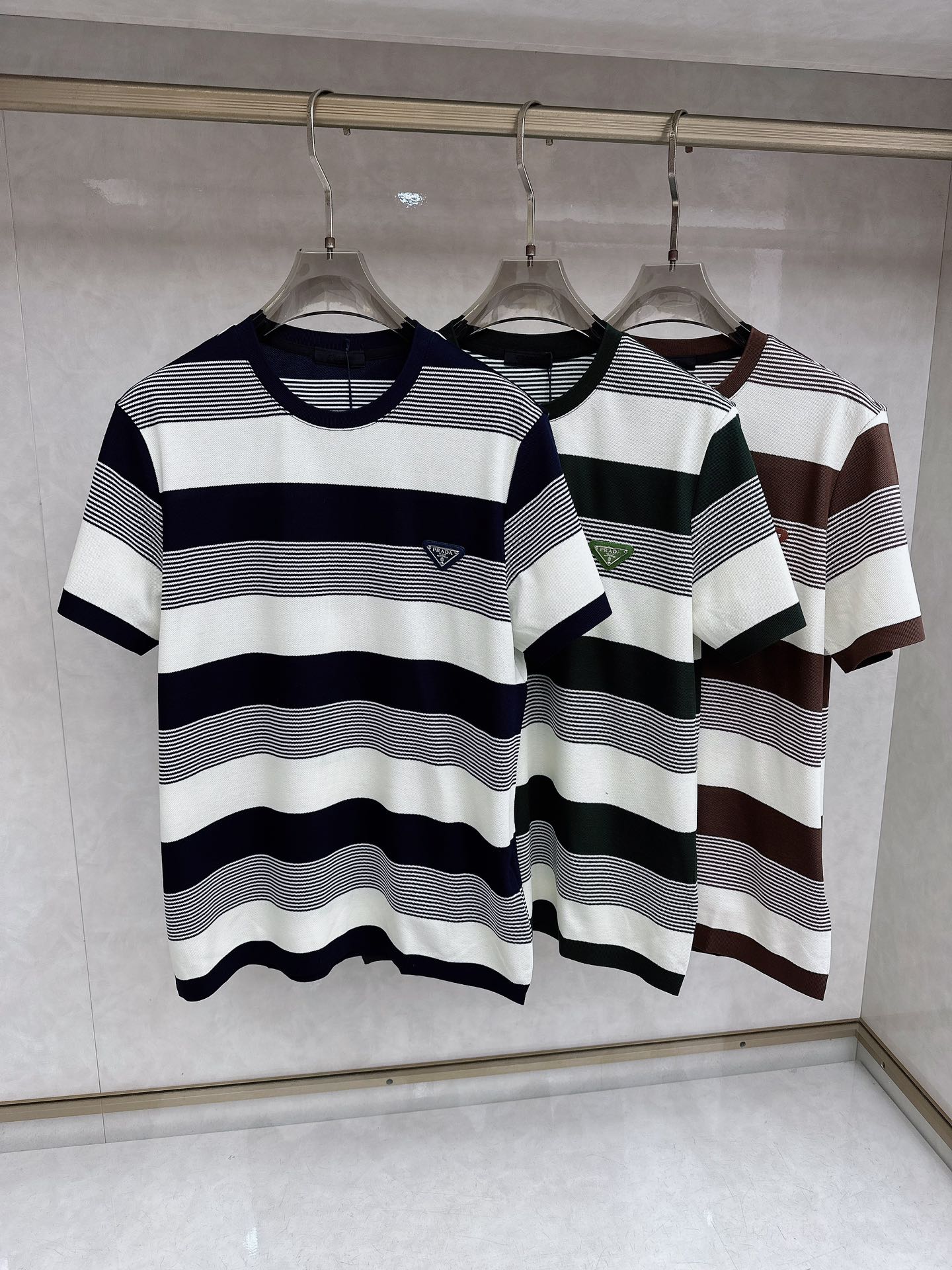 普拉达 上新 26ss P家 早春新款起脚圆领短袖 原版定制 面料选用珠地棉 轻薄透气 上身丝滑舒适 高