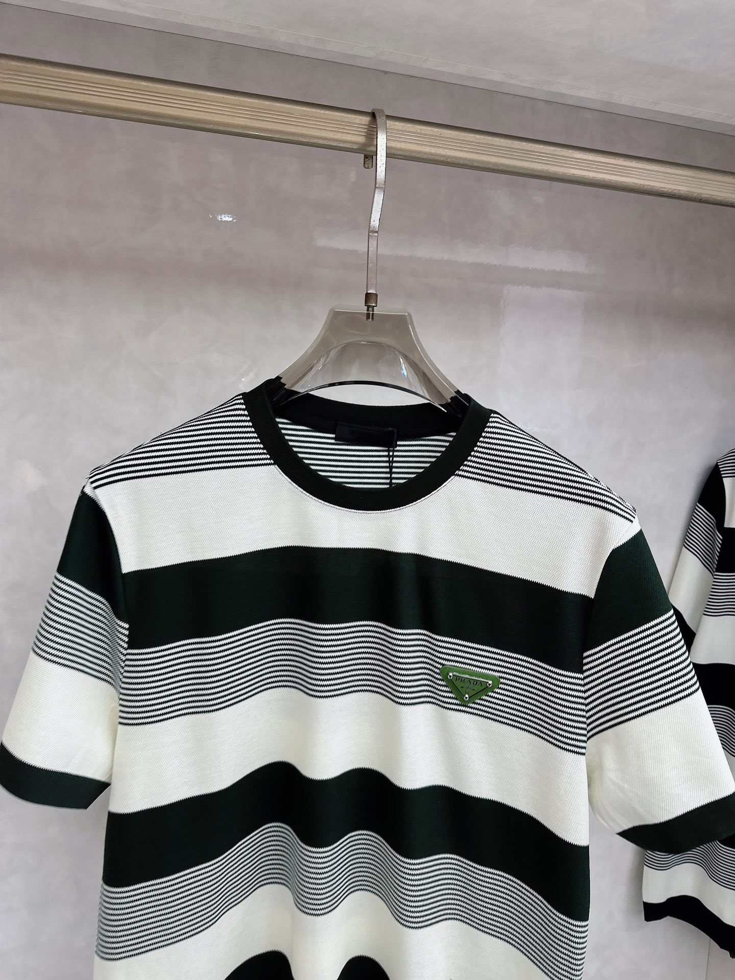 普拉达 上新 26ss P家 早春新款起脚圆领短袖 原版定制 面料选用珠地棉 轻薄透气 上身丝滑舒适 高