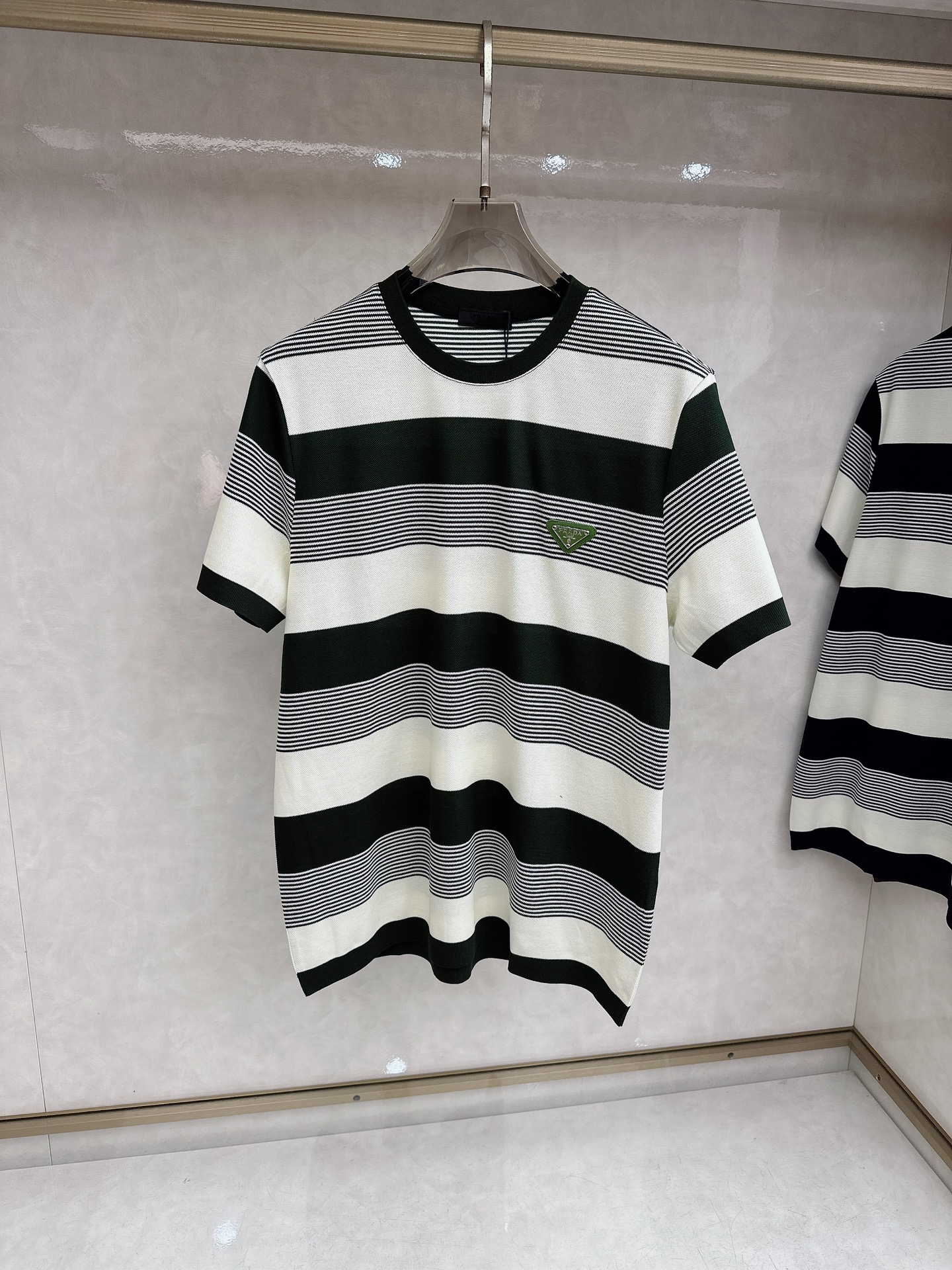 普拉达 上新 26ss P家 早春新款起脚圆领短袖 原版定制 面料选用珠地棉 轻薄透气 上身丝滑舒适 高