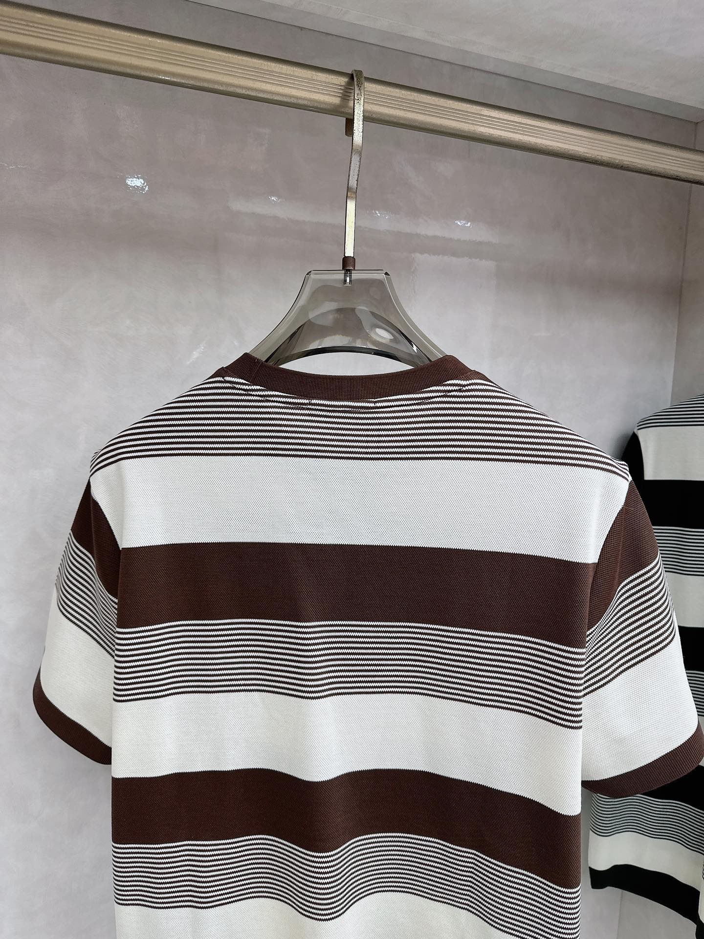 普拉达 上新 26ss P家 早春新款起脚圆领短袖 原版定制 面料选用珠地棉 轻薄透气 上身丝滑舒适 高