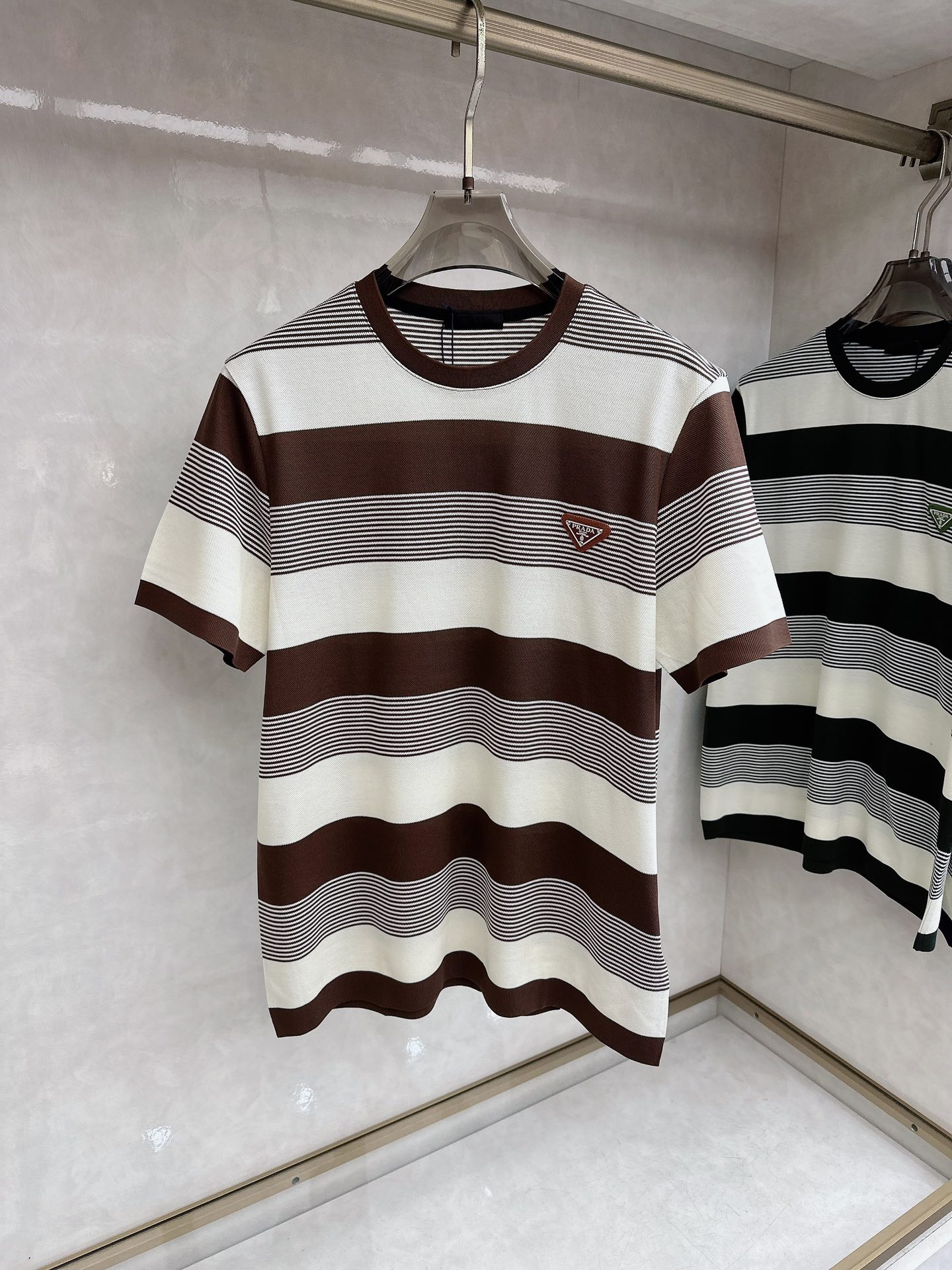 普拉达 上新 26ss P家 早春新款起脚圆领短袖 原版定制 面料选用珠地棉 轻薄透气 上身丝滑舒适 高