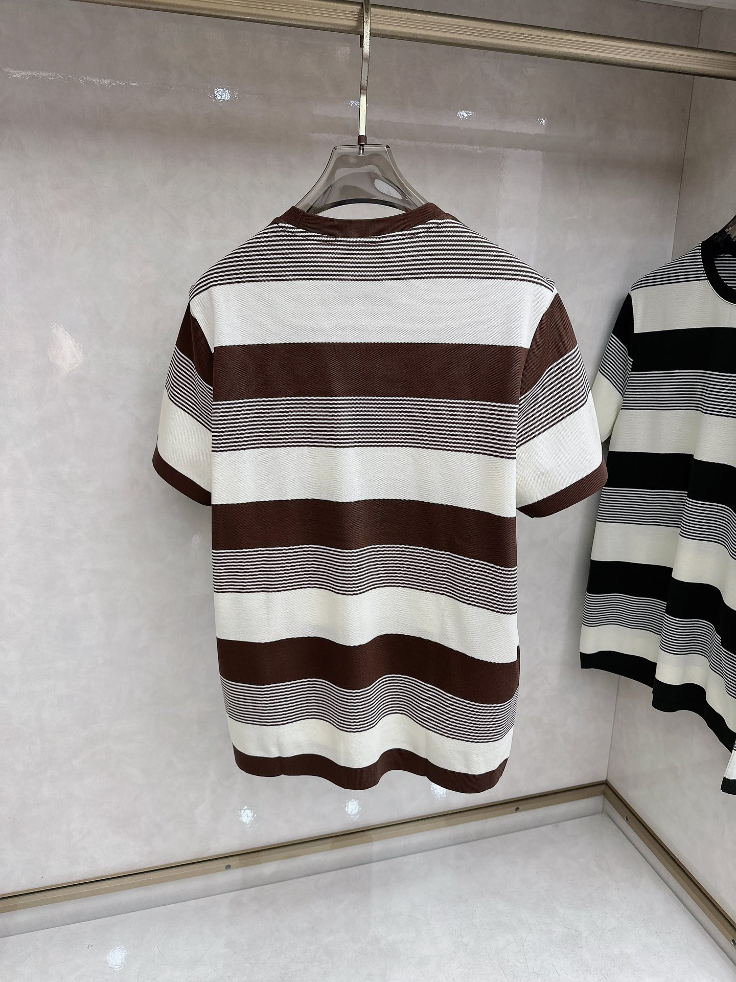 普拉达 上新 26ss P家 早春新款起脚圆领短袖 原版定制 面料选用珠地棉 轻薄透气 上身丝滑舒适 高