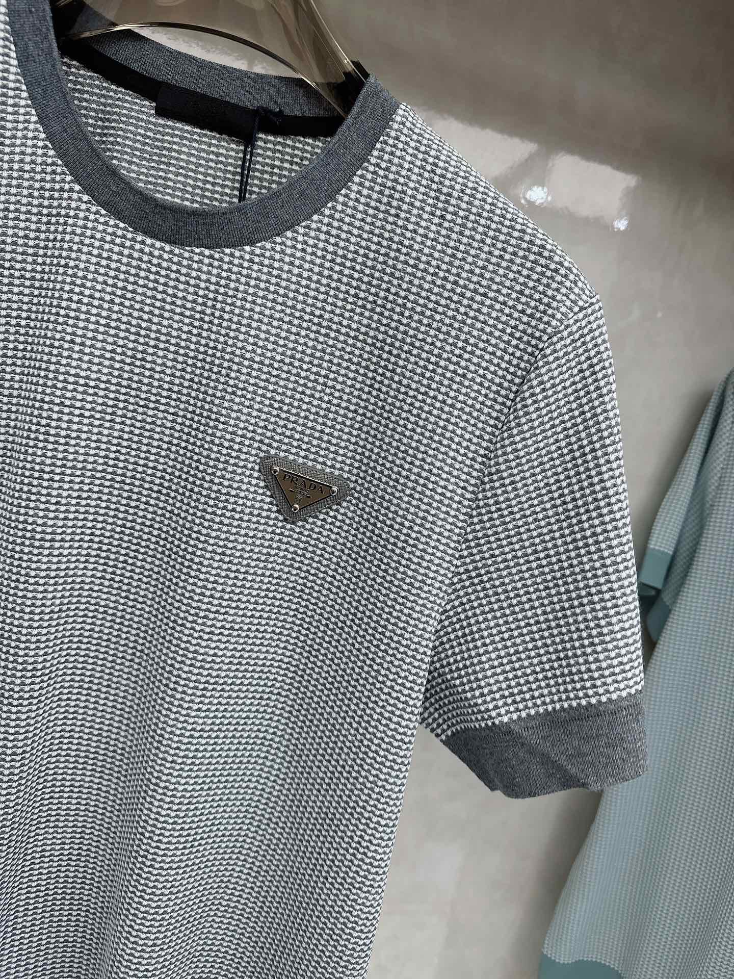 普拉达 26ss 春夏新款竖条提花起脚短袖 原版定制 面料选用进口彩柔棉 轻薄透气 上身丝滑舒适 高端大