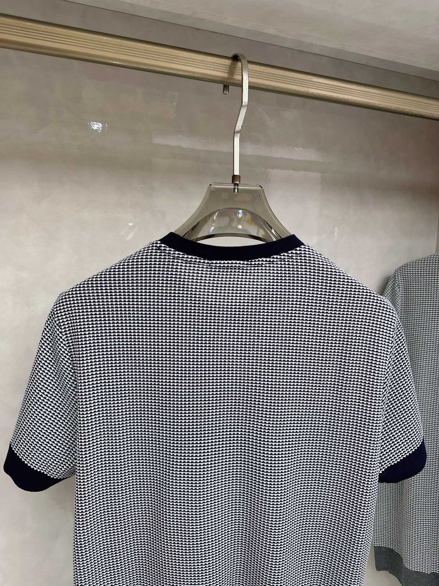 普拉达 26ss 春夏新款竖条提花起脚短袖 原版定制 面料选用进口彩柔棉 轻薄透气 上身丝滑舒适 高端大