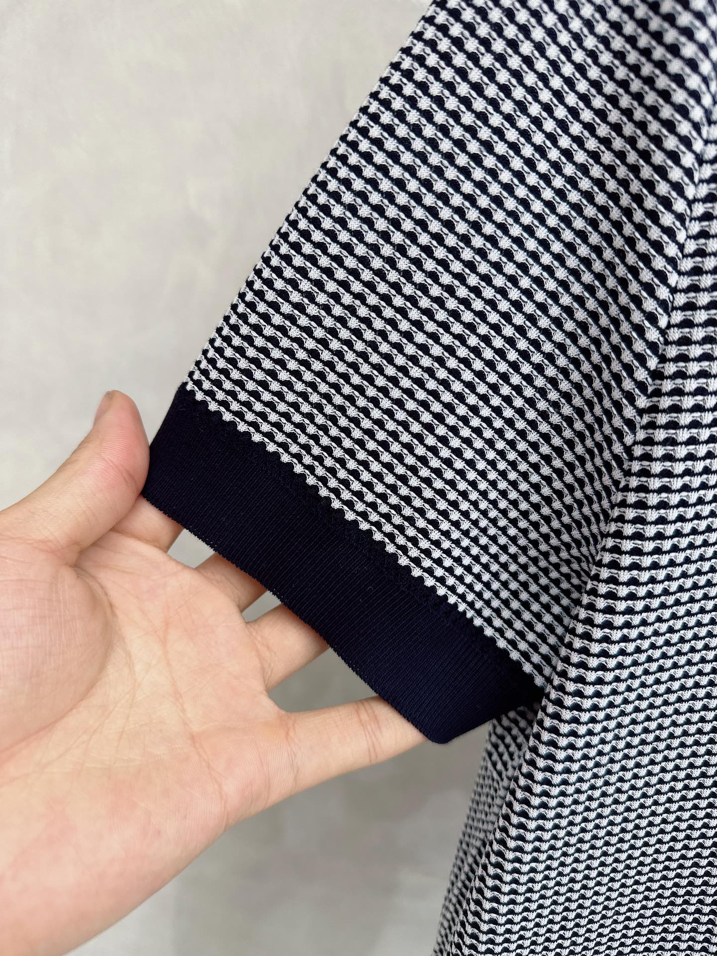 普拉达 26ss 春夏新款竖条提花起脚短袖 原版定制 面料选用进口彩柔棉 轻薄透气 上身丝滑舒适 高端大