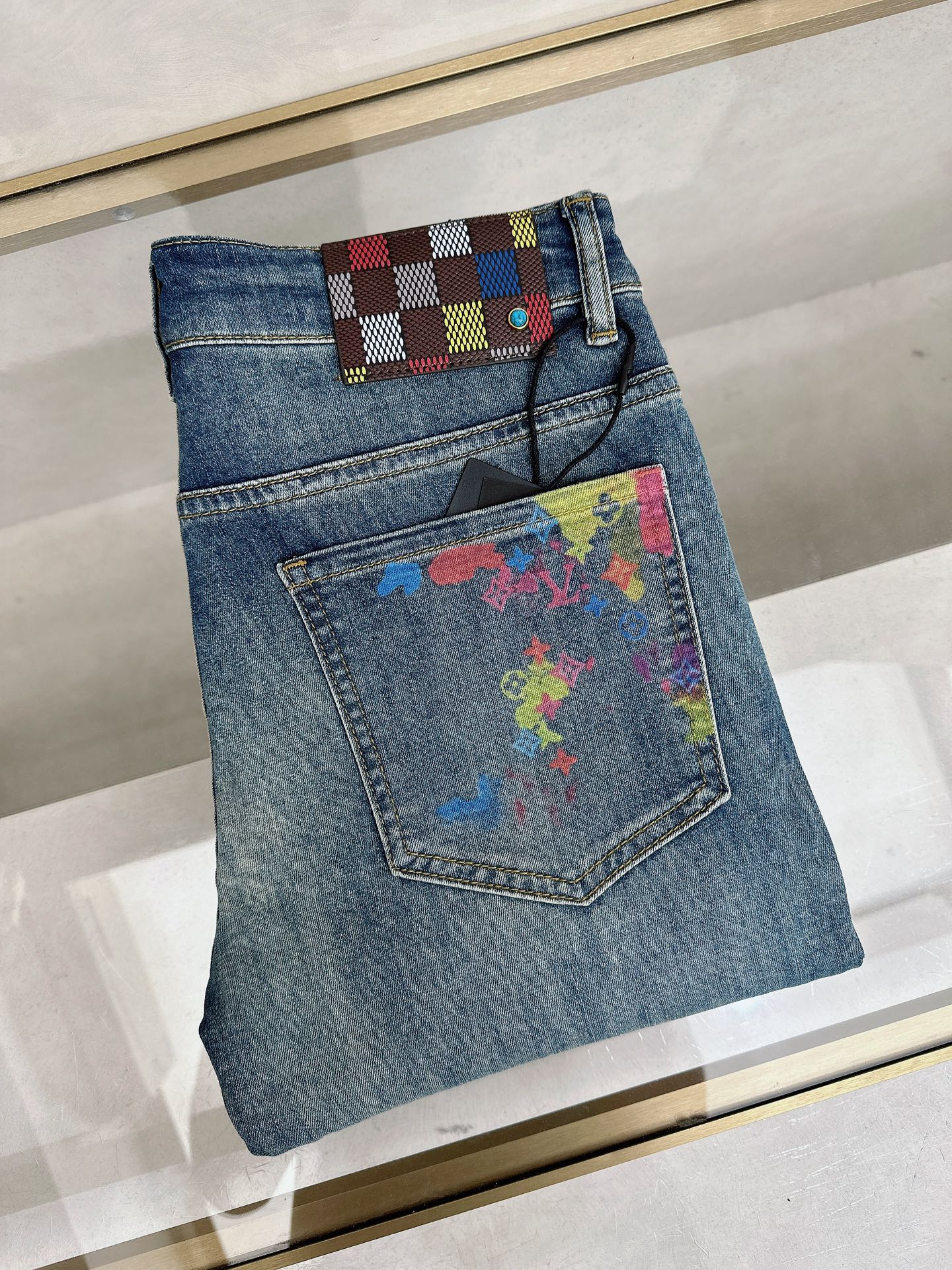 LV 2026春夏最新推出男士休闲牛仔裤新品！重工水洗牛仔裤！定制面料和一般牛仔布料比起来，更加柔软舒适