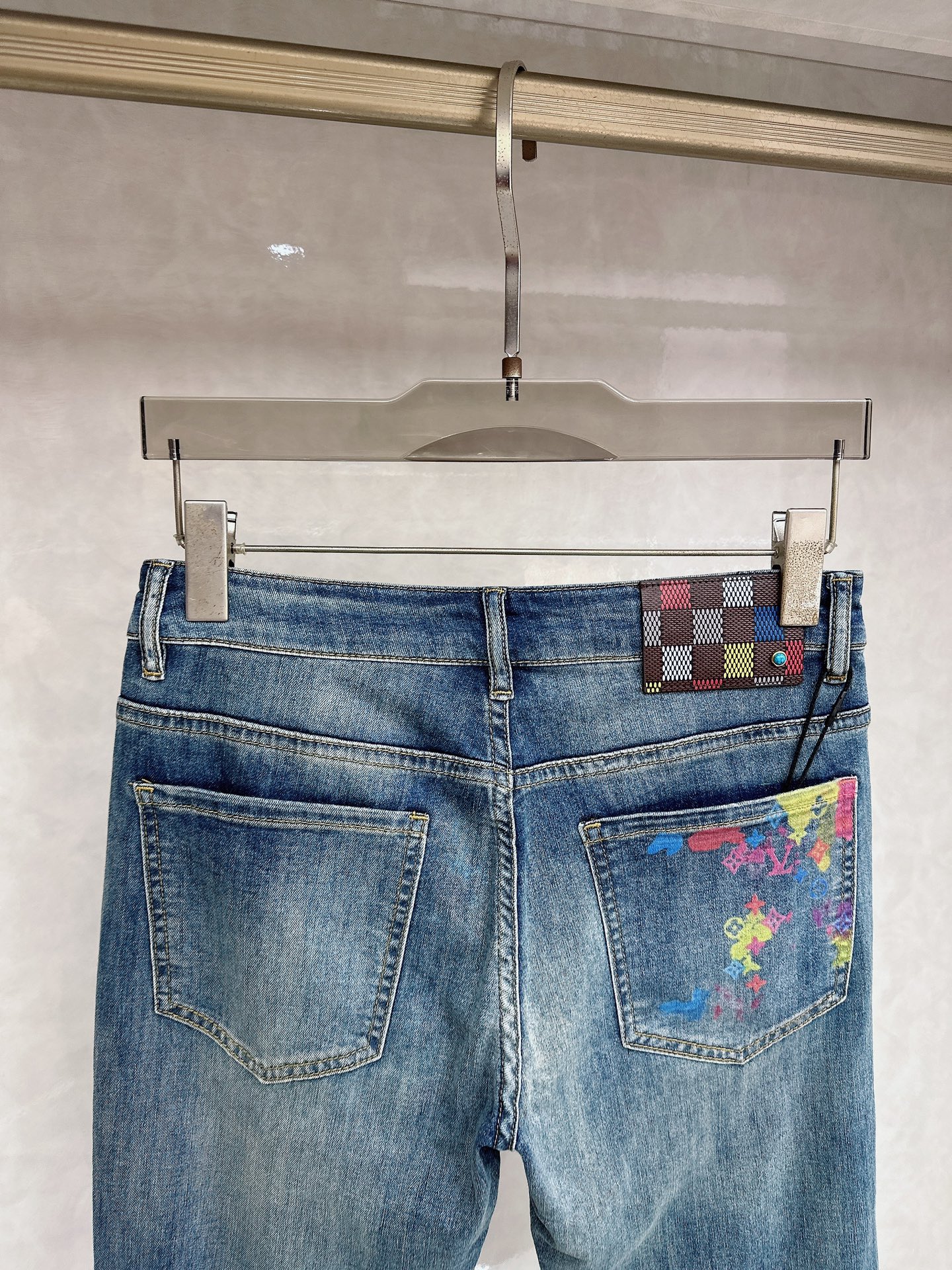 LV 2026春夏最新推出男士休闲牛仔裤新品！重工水洗牛仔裤！定制面料和一般牛仔布料比起来，更加柔软舒适