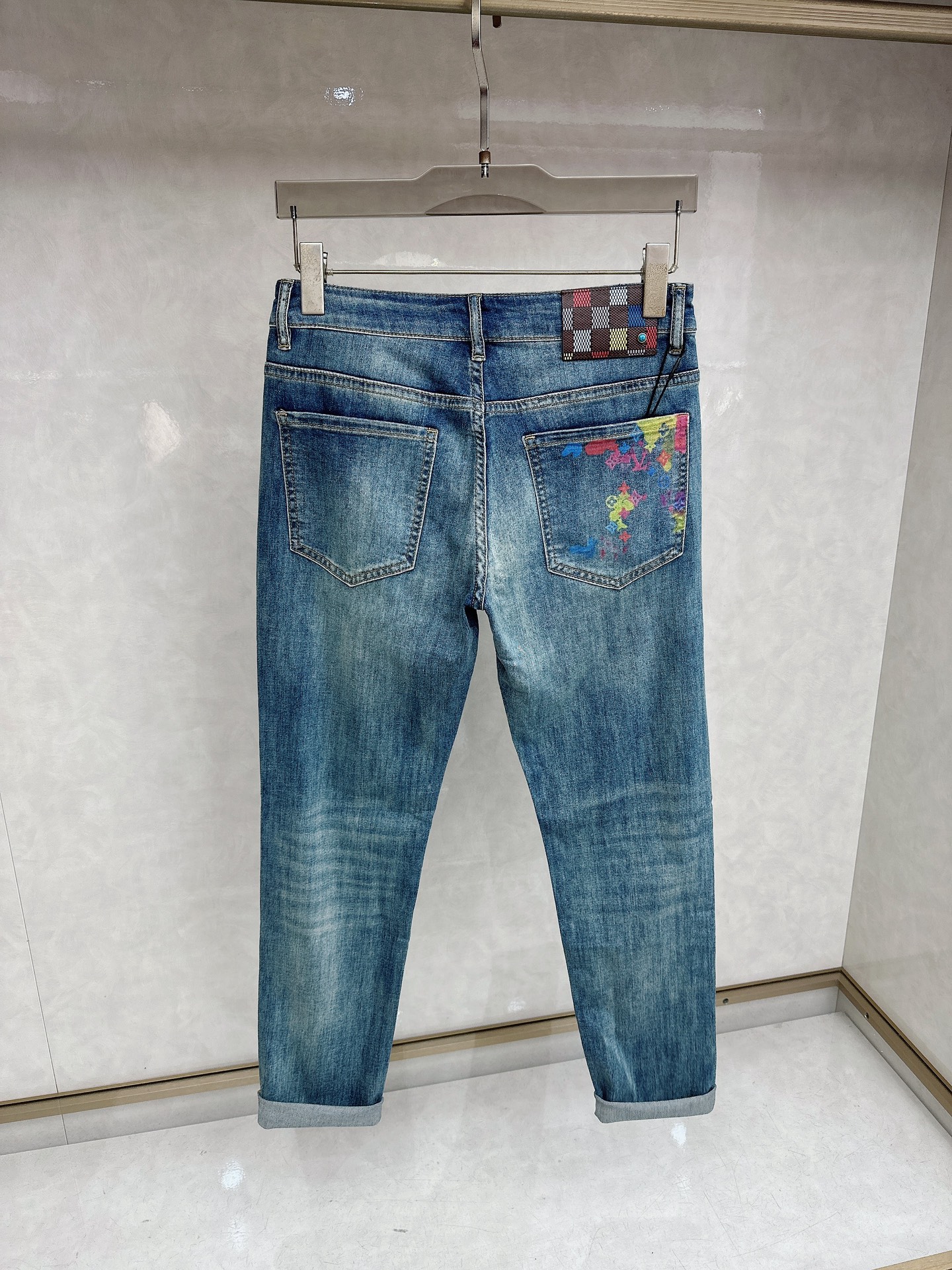 LV 2026春夏最新推出男士休闲牛仔裤新品！重工水洗牛仔裤！定制面料和一般牛仔布料比起来，更加柔软舒适