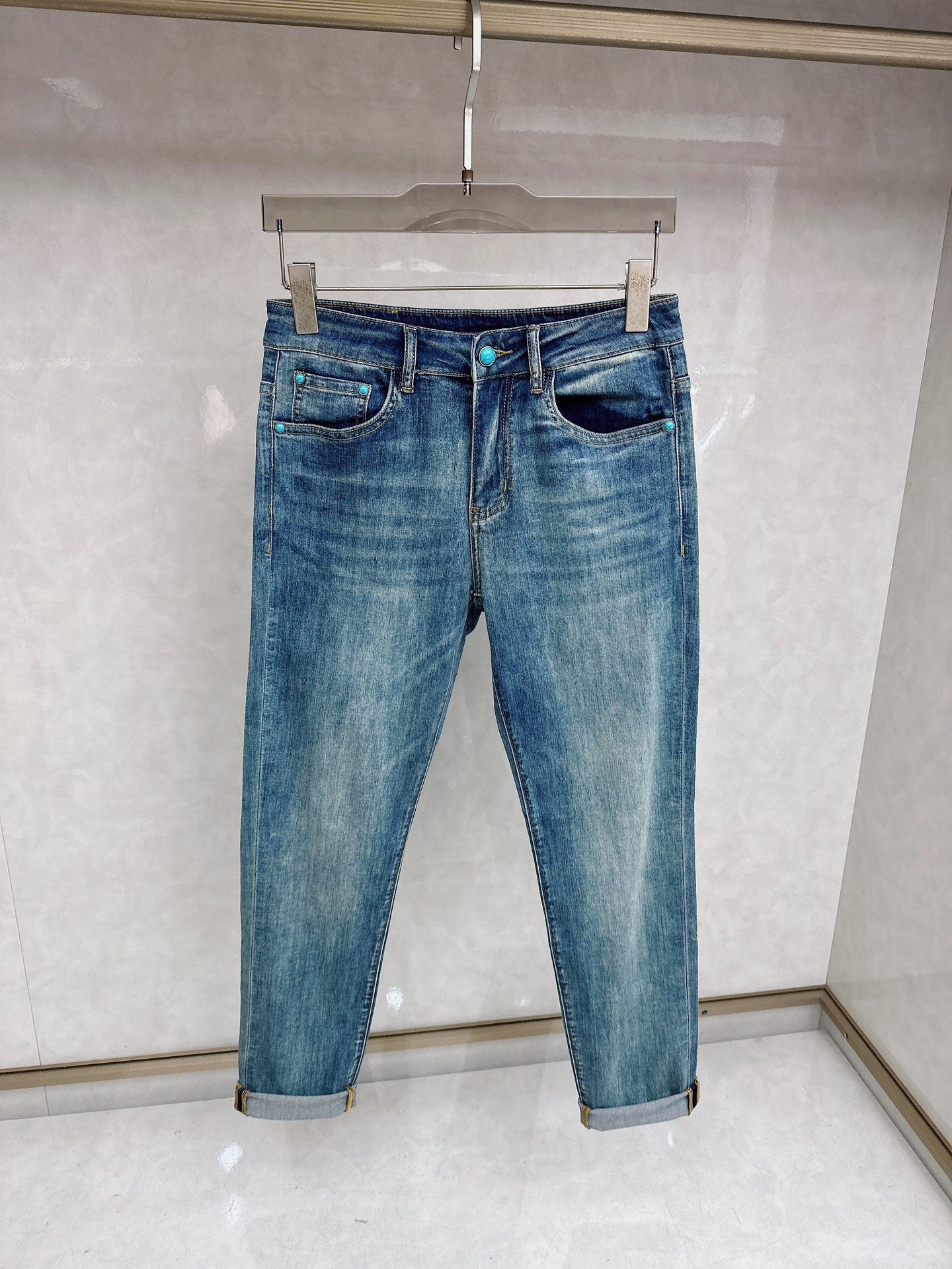 LV 2026春夏最新推出男士休闲牛仔裤新品！重工水洗牛仔裤！定制面料和一般牛仔布料比起来，更加柔软舒适