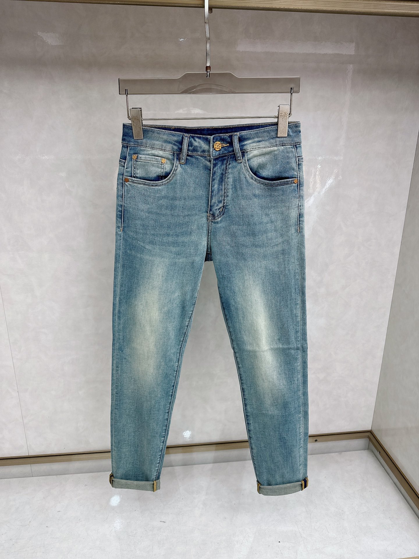 LV 2026春夏最新推出男士休闲牛仔裤新品！重工水洗牛仔裤！定制面料和一般牛仔布料比起来，更加柔软舒适