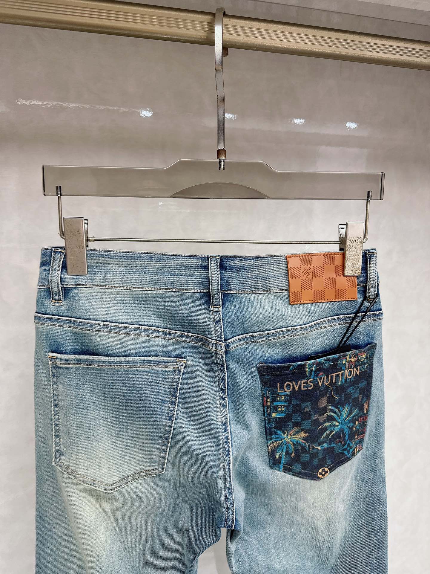 LV 2026春夏最新推出男士休闲牛仔裤新品！重工水洗牛仔裤！定制面料和一般牛仔布料比起来，更加柔软舒适