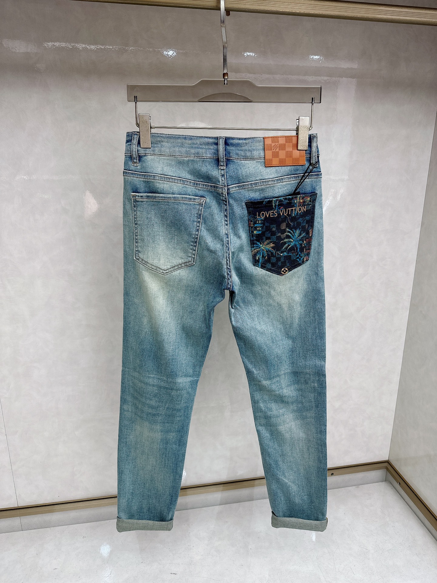 LV 2026春夏最新推出男士休闲牛仔裤新品！重工水洗牛仔裤！定制面料和一般牛仔布料比起来，更加柔软舒适