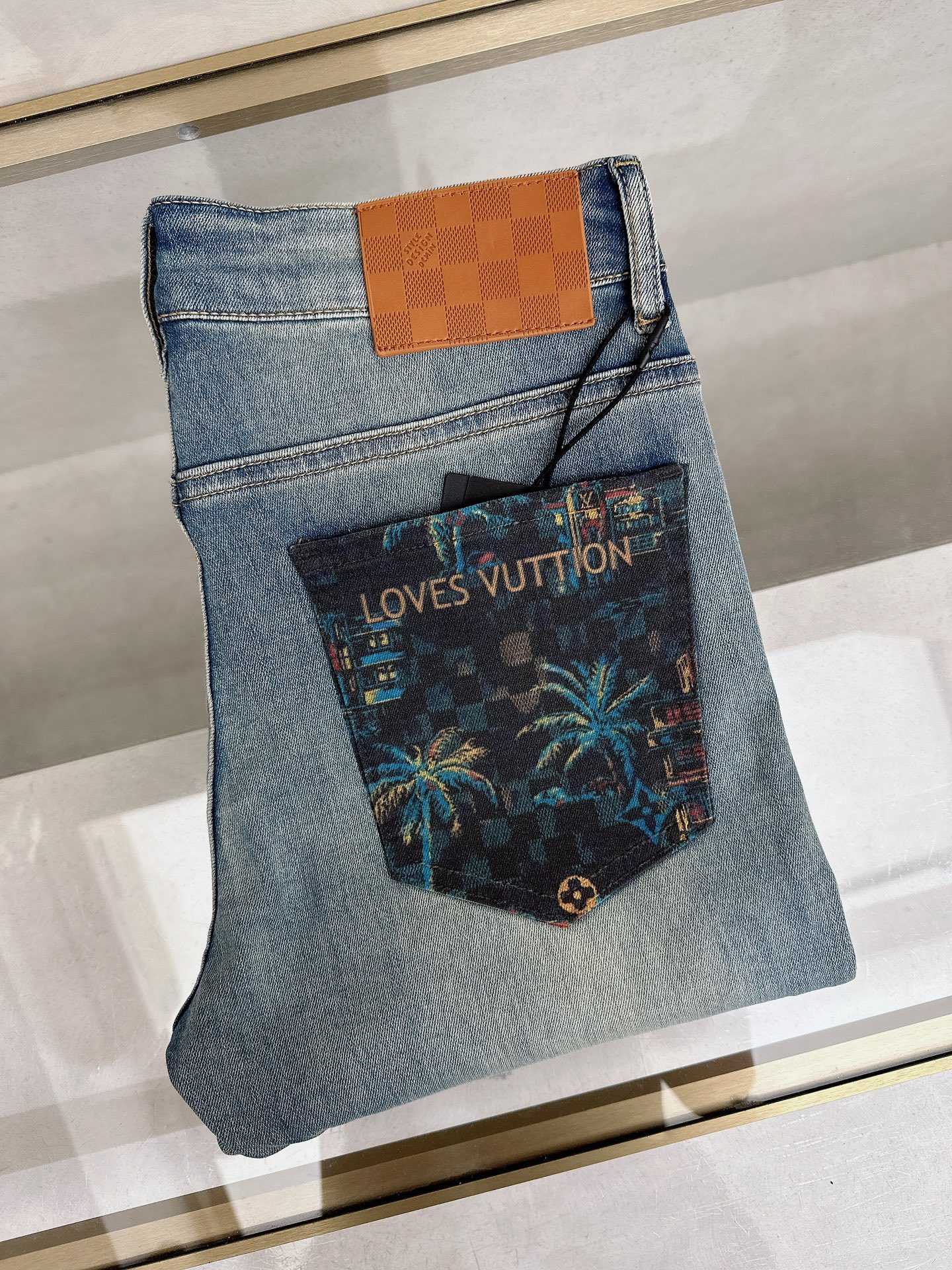 LV 2026春夏最新推出男士休闲牛仔裤新品！重工水洗牛仔裤！定制面料和一般牛仔布料比起来，更加柔软舒适