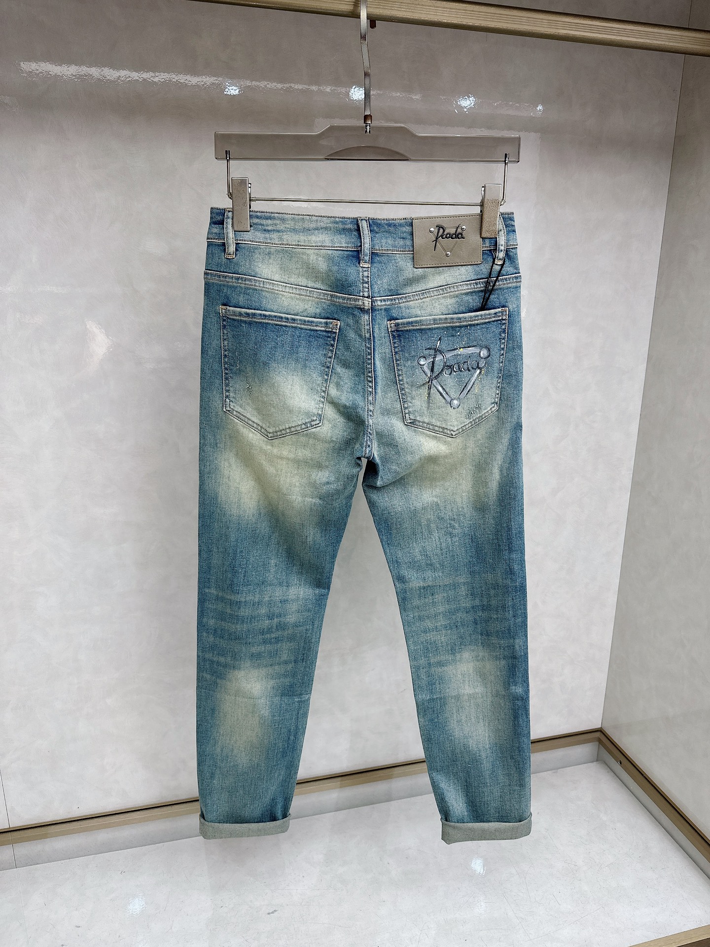 普拉达 2026春夏最新推出男士休闲牛仔裤新品！重工水洗牛仔裤！定制面料和一般牛仔布料比起来，更加柔软舒