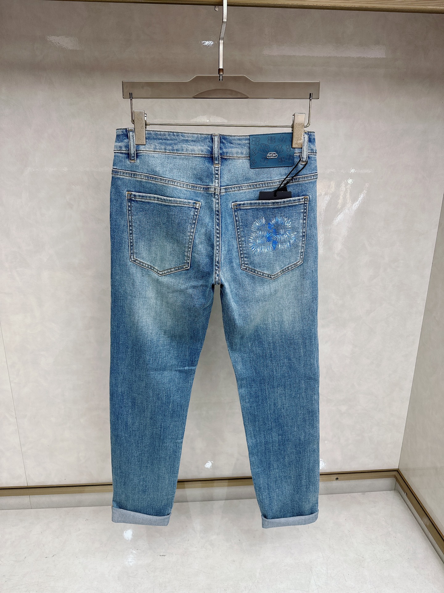 巴黎世家 2026春夏最新推出男士休闲牛仔裤新品！重工水洗牛仔裤！定制面料和一般牛仔布料比起来，更加柔软