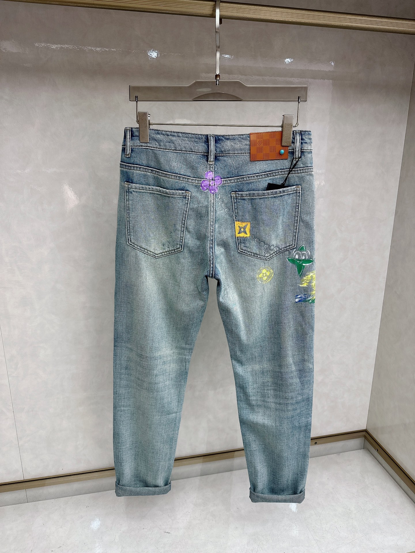 LV 2026春夏最新推出男士休闲牛仔裤新品！重工水洗牛仔裤！定制面料和一般牛仔布料比起来，更加柔软舒适