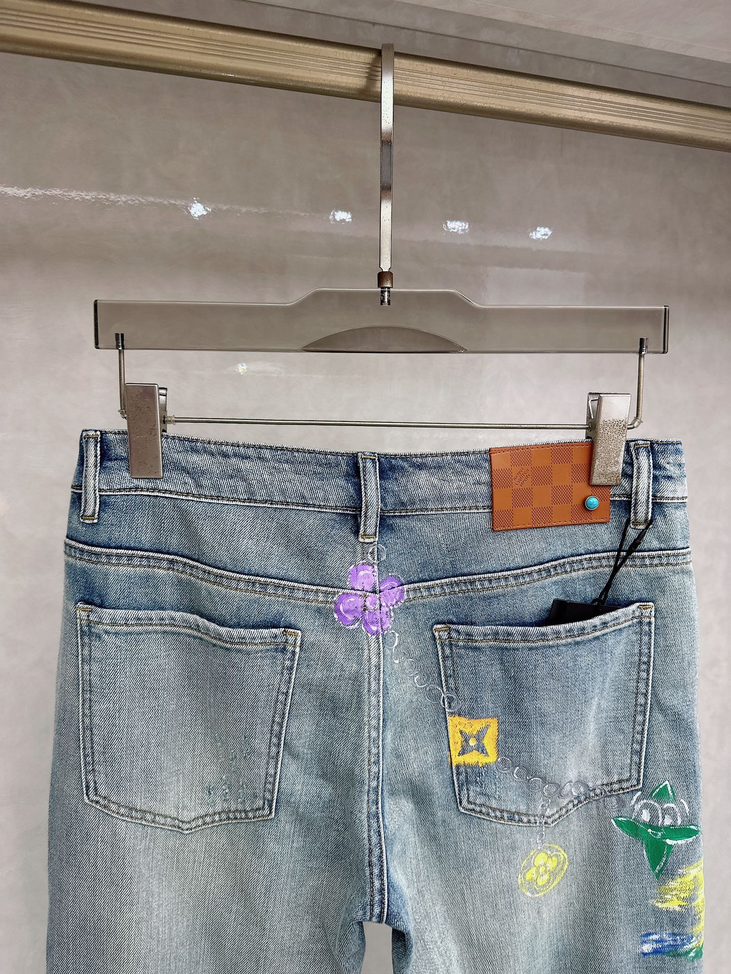 LV 2026春夏最新推出男士休闲牛仔裤新品！重工水洗牛仔裤！定制面料和一般牛仔布料比起来，更加柔软舒适