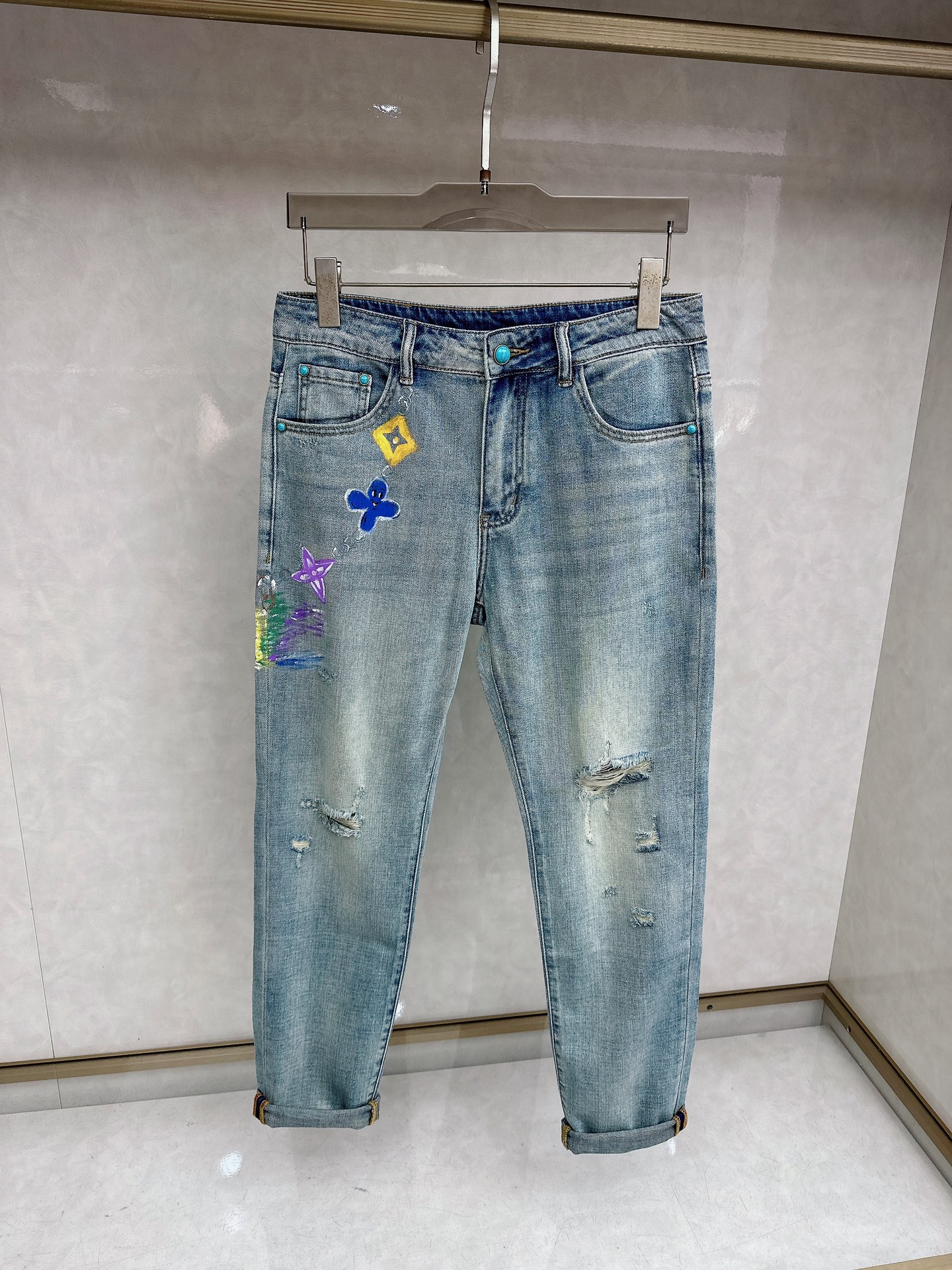 LV 2026春夏最新推出男士休闲牛仔裤新品！重工水洗牛仔裤！定制面料和一般牛仔布料比起来，更加柔软舒适