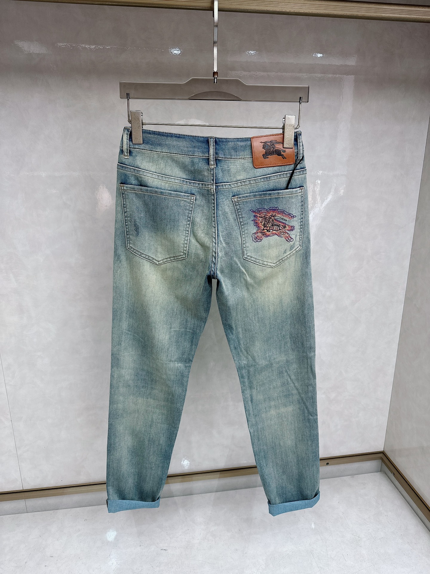 巴宝莉 2026春夏最新推出男士休闲牛仔裤新品！重工水洗牛仔裤！定制面料和一般牛仔布料比起来，更加柔软舒