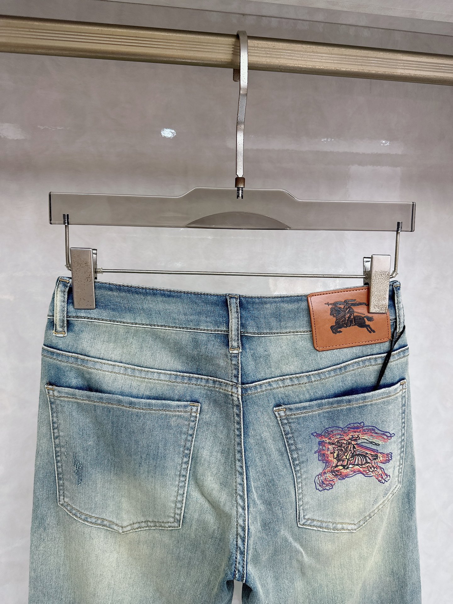 巴宝莉 2026春夏最新推出男士休闲牛仔裤新品！重工水洗牛仔裤！定制面料和一般牛仔布料比起来，更加柔软舒