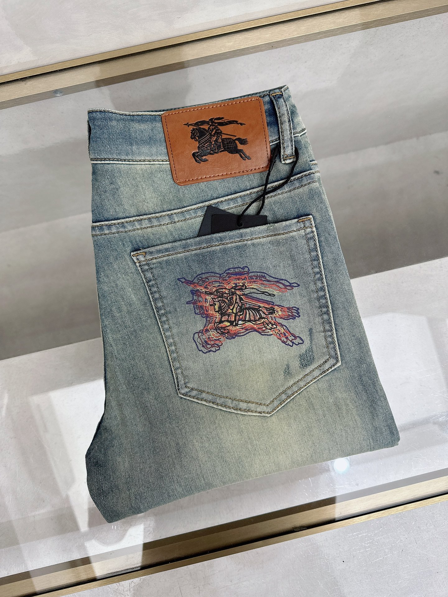 巴宝莉 2026春夏最新推出男士休闲牛仔裤新品！重工水洗牛仔裤！定制面料和一般牛仔布料比起来，更加柔软舒