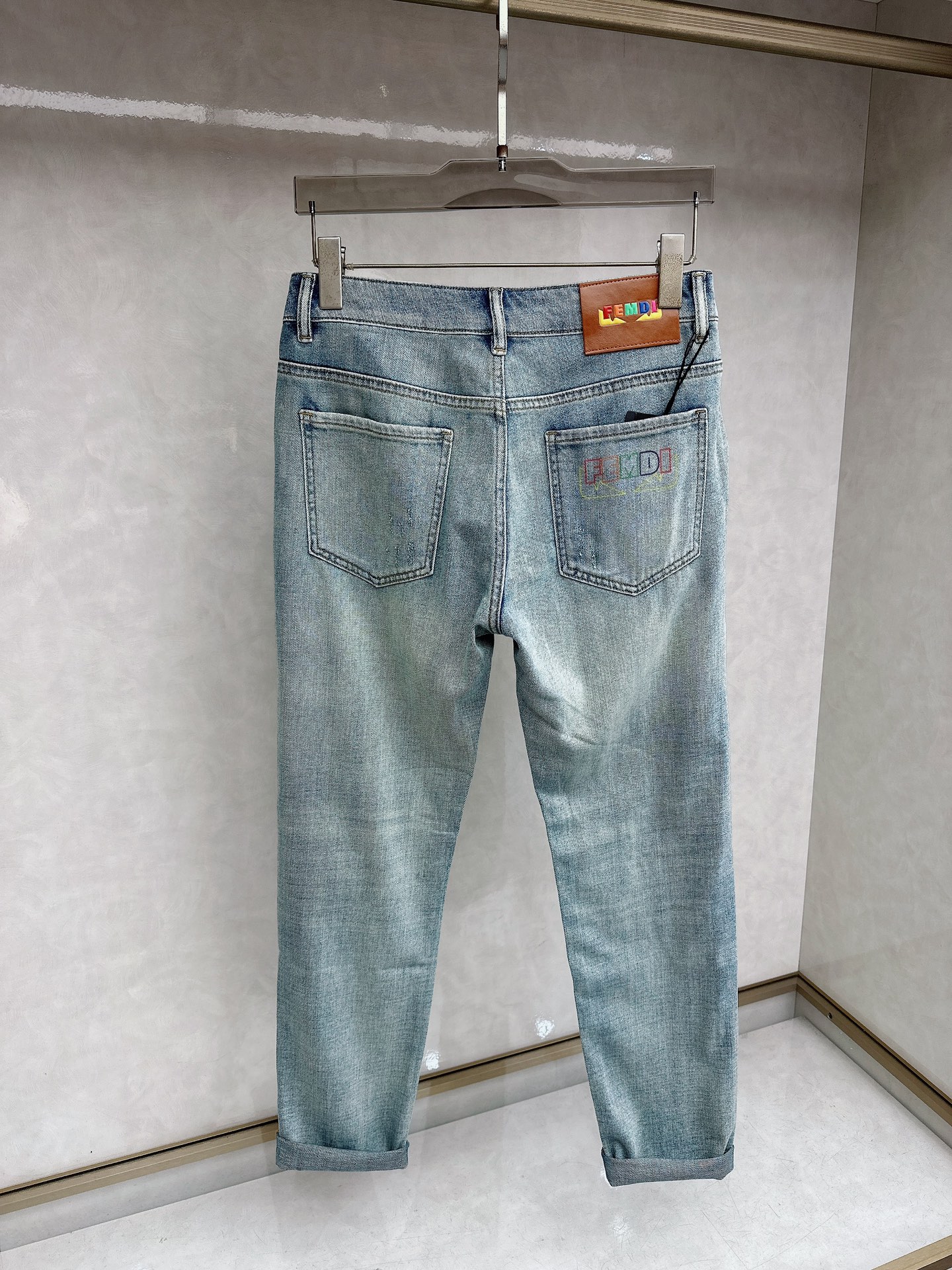 芬迪 2026春夏最新推出男士休闲牛仔裤新品！重工水洗牛仔裤！定制面料和一般牛仔布料比起来，更加柔软舒适