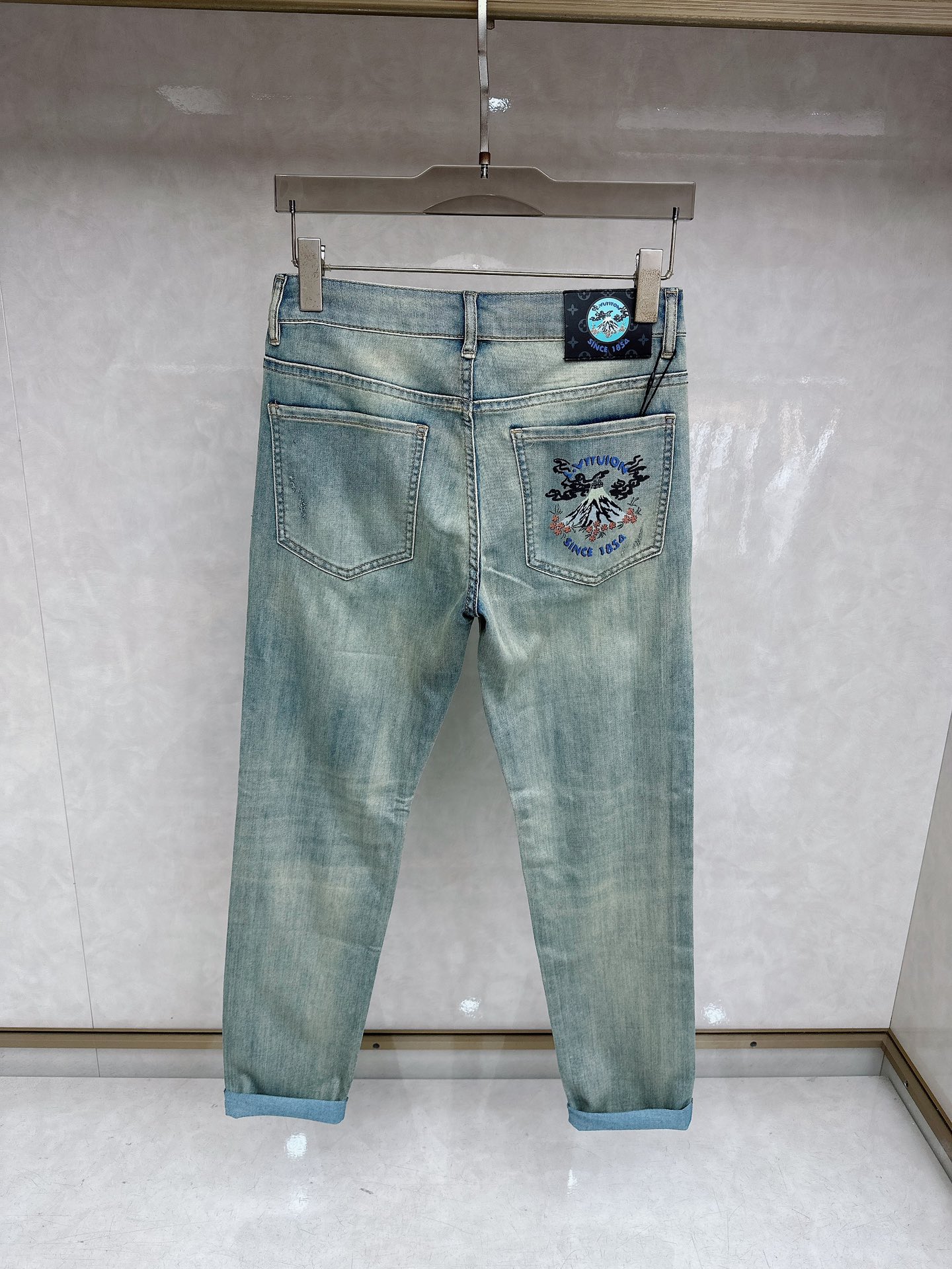LV 2026春夏最新推出男士休闲牛仔裤新品！重工水洗牛仔裤！定制面料和一般牛仔布料比起来，更加柔软舒适